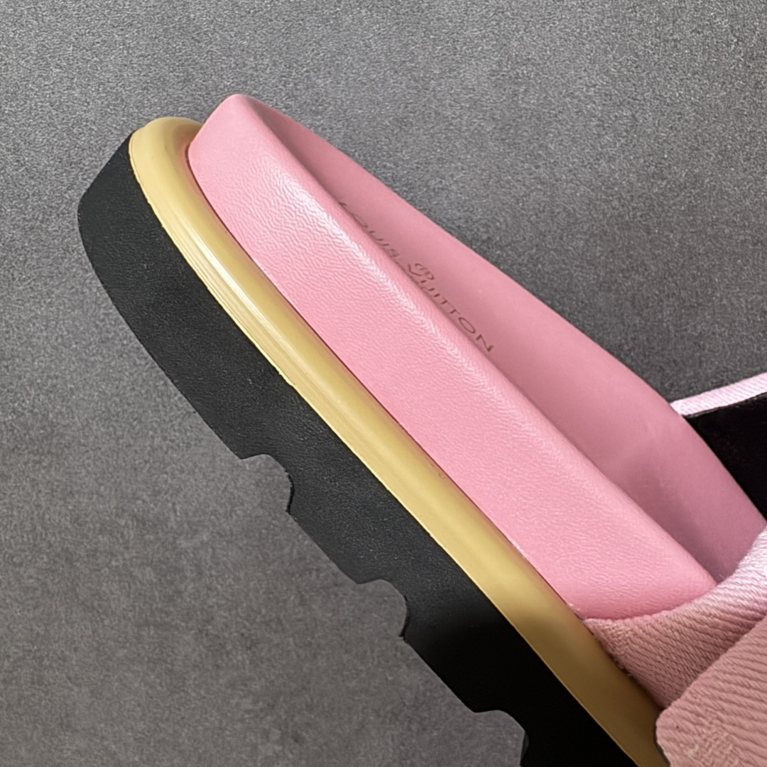 图片[7]-【广东版】Louis Vuitton 路易威登 Pool Pillow Flat Comfort Mule LV凉拖 广东大厂出品 原楦原档案数据开发 正确工艺细节 原盒包装 区分低价 鞋面采用 Monogram 提花帆布，内里是皮革材质，鞋底为轻量化发泡材质，兼顾了舒适和耐用，超宽的 Monogram 老花魔术贴鞋面，搭配厚实的软垫和厚底，脚感像踩在枕头一样软，所以被大家俗称为 “枕头拖”。 尺码：36 37 38 39 40 41 42-选品中心