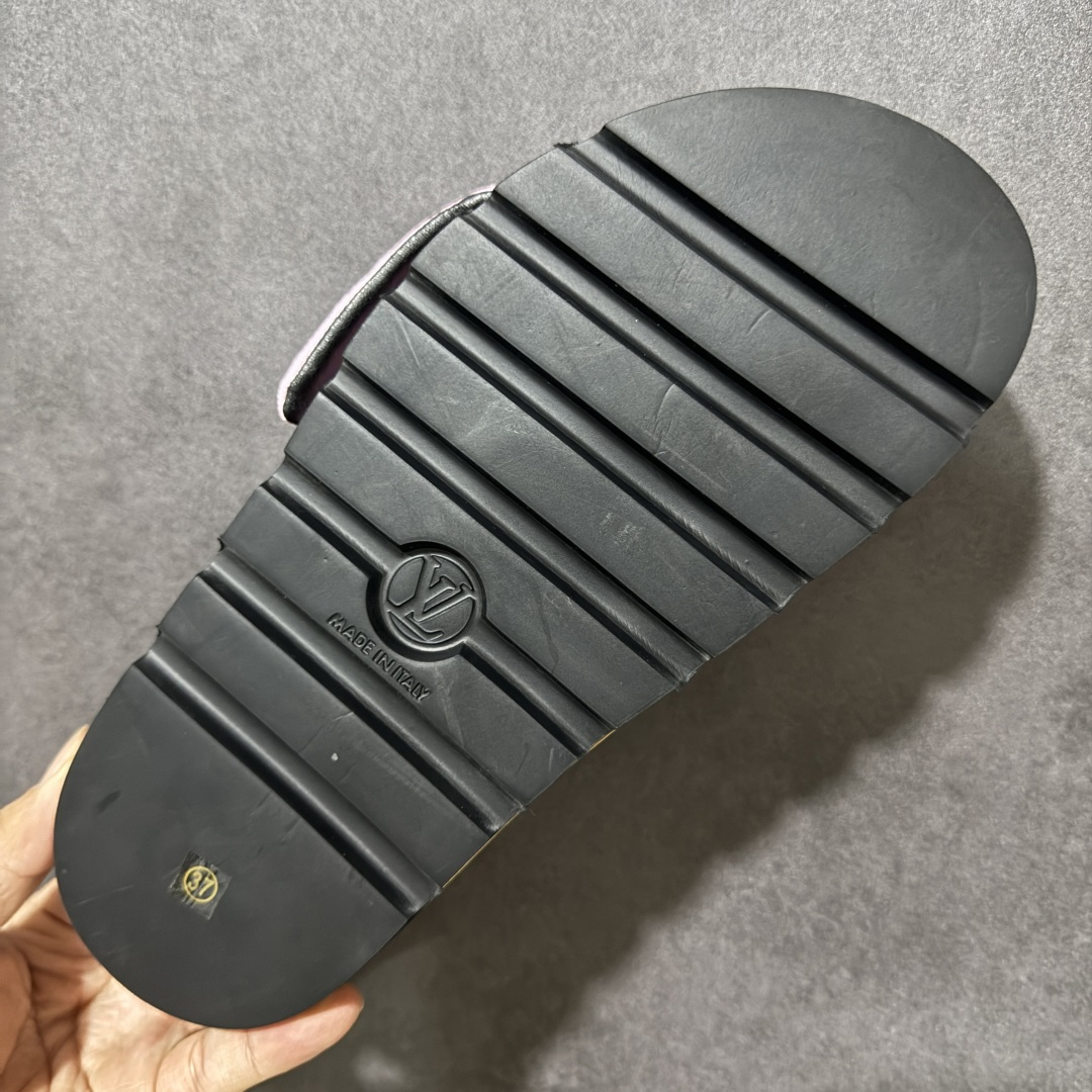 图片[9]-【广东版】Louis Vuitton 路易威登 Pool Pillow Flat Comfort Mule LV凉拖 广东大厂出品 原楦原档案数据开发 正确工艺细节 原盒包装 区分低价 鞋面采用 Monogram 提花帆布，内里是皮革材质，鞋底为轻量化发泡材质，兼顾了舒适和耐用，超宽的 Monogram 老花魔术贴鞋面，搭配厚实的软垫和厚底，脚感像踩在枕头一样软，所以被大家俗称为 “枕头拖”。 尺码：36 37 38 39 40 41 42-选品中心