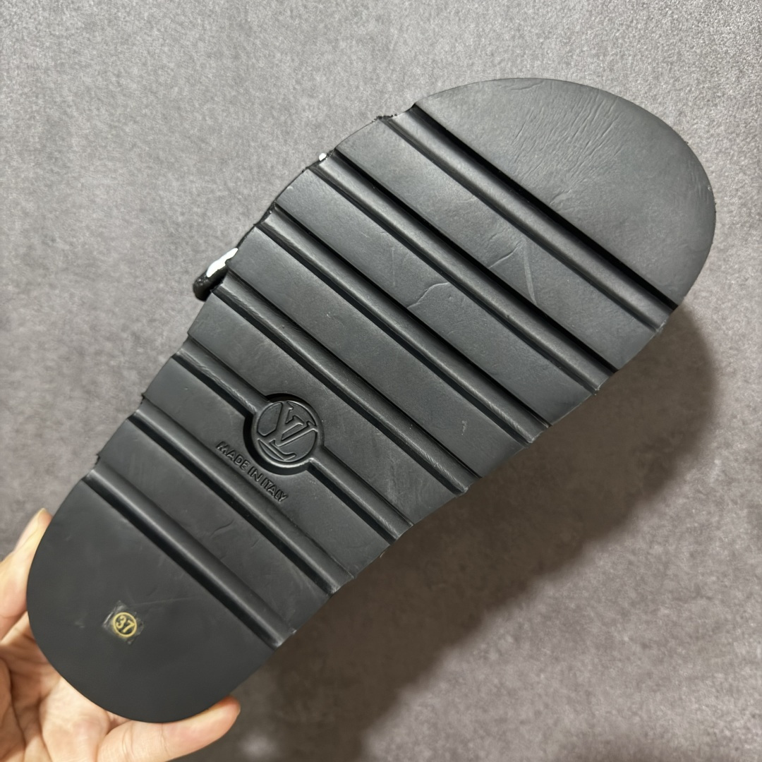 图片[9]-【广东版】Louis Vuitton 路易威登 Pool Pillow Flat Comfort Mule LV凉拖 广东大厂出品 原楦原档案数据开发 正确工艺细节 原盒包装 区分低价 鞋面采用 Monogram 提花帆布，内里是皮革材质，鞋底为轻量化发泡材质，兼顾了舒适和耐用，超宽的 Monogram 老花魔术贴鞋面，搭配厚实的软垫和厚底，脚感像踩在枕头一样软，所以被大家俗称为 “枕头拖”。 尺码：36-47-选品中心