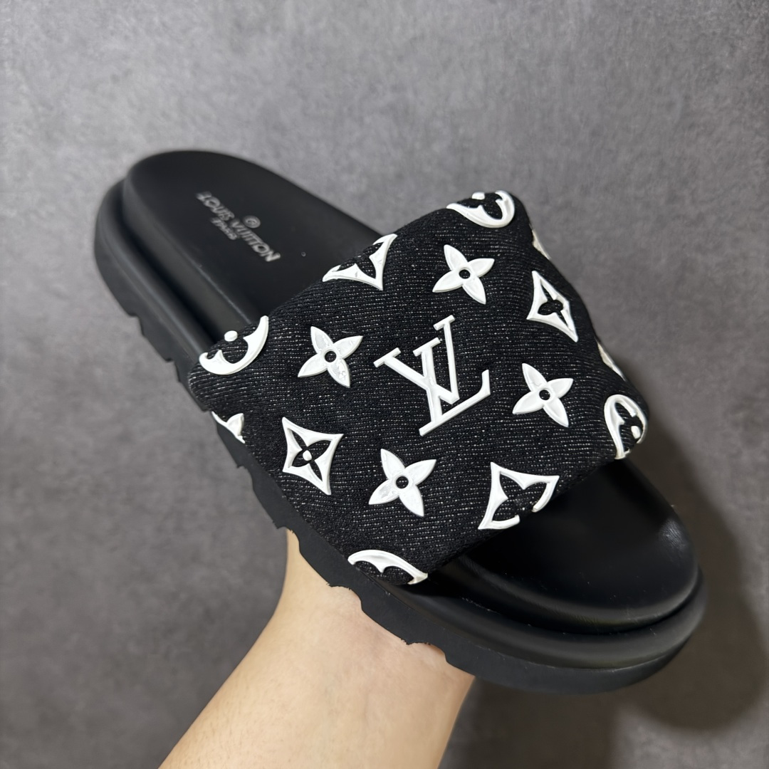 图片[3]-【广东版】Louis Vuitton 路易威登 Pool Pillow Flat Comfort Mule LV凉拖 广东大厂出品 原楦原档案数据开发 正确工艺细节 原盒包装 区分低价 鞋面采用 Monogram 提花帆布，内里是皮革材质，鞋底为轻量化发泡材质，兼顾了舒适和耐用，超宽的 Monogram 老花魔术贴鞋面，搭配厚实的软垫和厚底，脚感像踩在枕头一样软，所以被大家俗称为 “枕头拖”。 尺码：36-47-选品中心