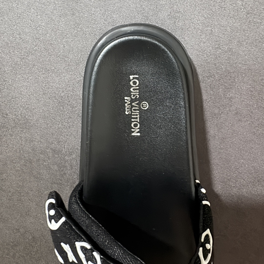 图片[6]-【广东版】Louis Vuitton 路易威登 Pool Pillow Flat Comfort Mule LV凉拖 广东大厂出品 原楦原档案数据开发 正确工艺细节 原盒包装 区分低价 鞋面采用 Monogram 提花帆布，内里是皮革材质，鞋底为轻量化发泡材质，兼顾了舒适和耐用，超宽的 Monogram 老花魔术贴鞋面，搭配厚实的软垫和厚底，脚感像踩在枕头一样软，所以被大家俗称为 “枕头拖”。 尺码：36-47-选品中心