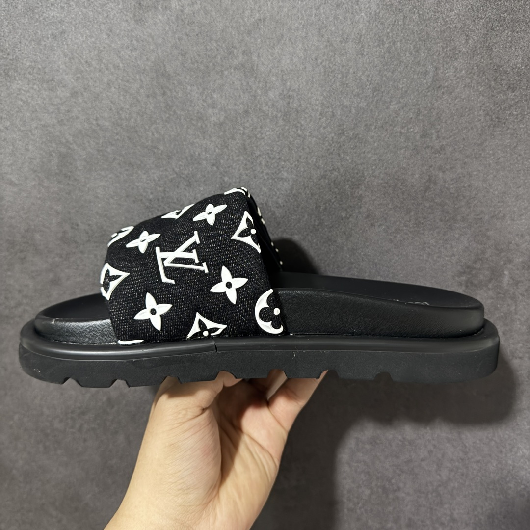 图片[2]-【广东版】Louis Vuitton 路易威登 Pool Pillow Flat Comfort Mule LV凉拖 广东大厂出品 原楦原档案数据开发 正确工艺细节 原盒包装 区分低价 鞋面采用 Monogram 提花帆布，内里是皮革材质，鞋底为轻量化发泡材质，兼顾了舒适和耐用，超宽的 Monogram 老花魔术贴鞋面，搭配厚实的软垫和厚底，脚感像踩在枕头一样软，所以被大家俗称为 “枕头拖”。 尺码：36-47-选品中心