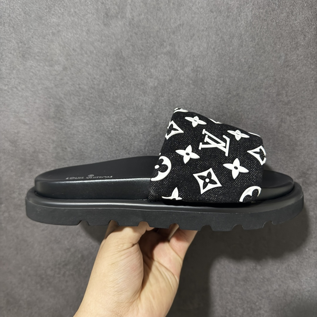 【广东版】Louis Vuitton 路易威登 Pool Pillow Flat Comfort Mule LV凉拖 广东大厂出品 原楦原档案数据开发 正确工艺细节 原盒包装 区分低价 鞋面采用 Monogram 提花帆布，内里是皮革材质，鞋底为轻量化发泡材质，兼顾了舒适和耐用，超宽的 Monogram 老花魔术贴鞋面，搭配厚实的软垫和厚底，脚感像踩在枕头一样软，所以被大家俗称为 “枕头拖”。 尺码：36-47-选品中心