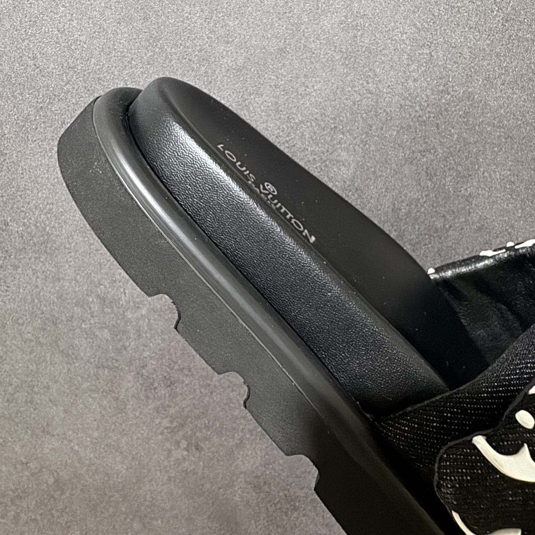 图片[7]-【广东版】Louis Vuitton 路易威登 Pool Pillow Flat Comfort Mule LV凉拖 广东大厂出品 原楦原档案数据开发 正确工艺细节 原盒包装 区分低价 鞋面采用 Monogram 提花帆布，内里是皮革材质，鞋底为轻量化发泡材质，兼顾了舒适和耐用，超宽的 Monogram 老花魔术贴鞋面，搭配厚实的软垫和厚底，脚感像踩在枕头一样软，所以被大家俗称为 “枕头拖”。 尺码：36-47-选品中心