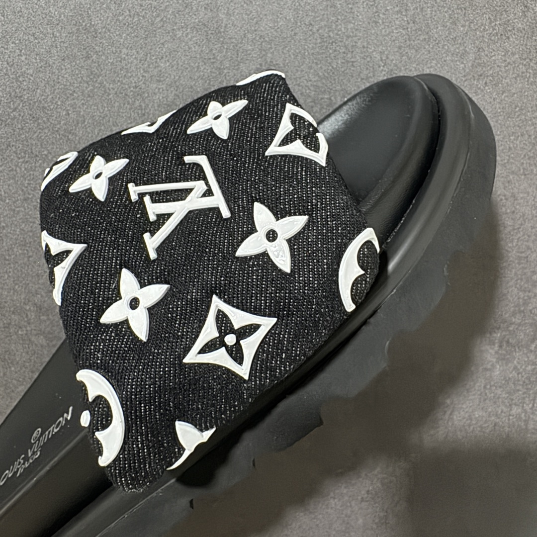 图片[8]-【广东版】Louis Vuitton 路易威登 Pool Pillow Flat Comfort Mule LV凉拖 广东大厂出品 原楦原档案数据开发 正确工艺细节 原盒包装 区分低价 鞋面采用 Monogram 提花帆布，内里是皮革材质，鞋底为轻量化发泡材质，兼顾了舒适和耐用，超宽的 Monogram 老花魔术贴鞋面，搭配厚实的软垫和厚底，脚感像踩在枕头一样软，所以被大家俗称为 “枕头拖”。 尺码：36-47-选品中心