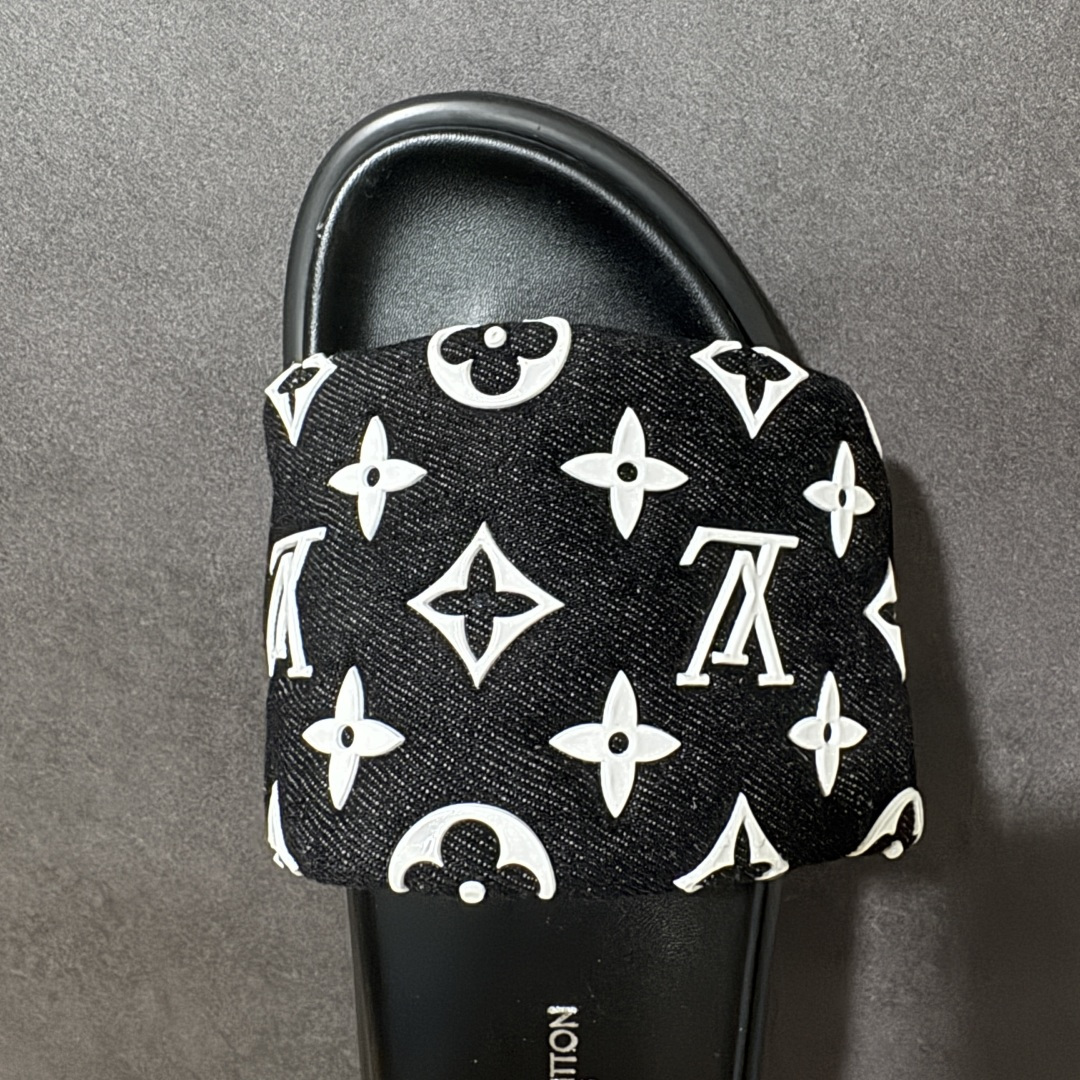 图片[5]-【广东版】Louis Vuitton 路易威登 Pool Pillow Flat Comfort Mule LV凉拖 广东大厂出品 原楦原档案数据开发 正确工艺细节 原盒包装 区分低价 鞋面采用 Monogram 提花帆布，内里是皮革材质，鞋底为轻量化发泡材质，兼顾了舒适和耐用，超宽的 Monogram 老花魔术贴鞋面，搭配厚实的软垫和厚底，脚感像踩在枕头一样软，所以被大家俗称为 “枕头拖”。 尺码：36-47-选品中心