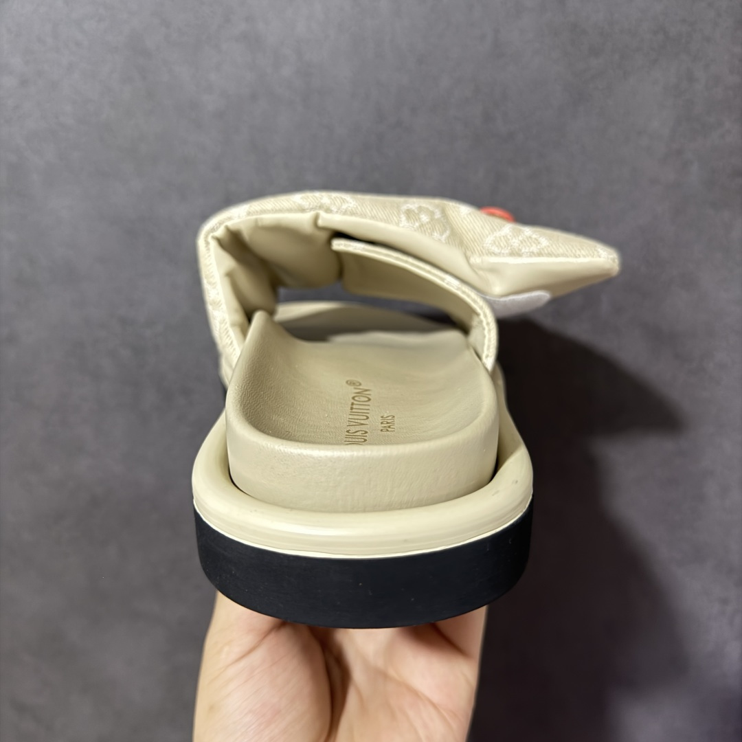 图片[4]-【广东版】Louis Vuitton/路易威登 男女鞋广东原产，升级配置包装物及天地盖硬质礼盒!!，采用环保填充羽绒Monogram尼龙包裹鞋床及宽幅鞋带,内衬小羊真皮，升级韧性舒适内底,外置轻质EVA发泡锯齿橡胶外底❗️与日本艺术家村上隆的跨界合作系列，法国奢侈品牌LV路易威登Louis Vuitton Pool Pillow Comfort Mules\”Monogram\”日落系列泳池风魔术贴可调节女士舒适露趾休闲凉拖鞋“ 尺码：35 36 37 38 39 40 41 42 43 44 45-选品中心