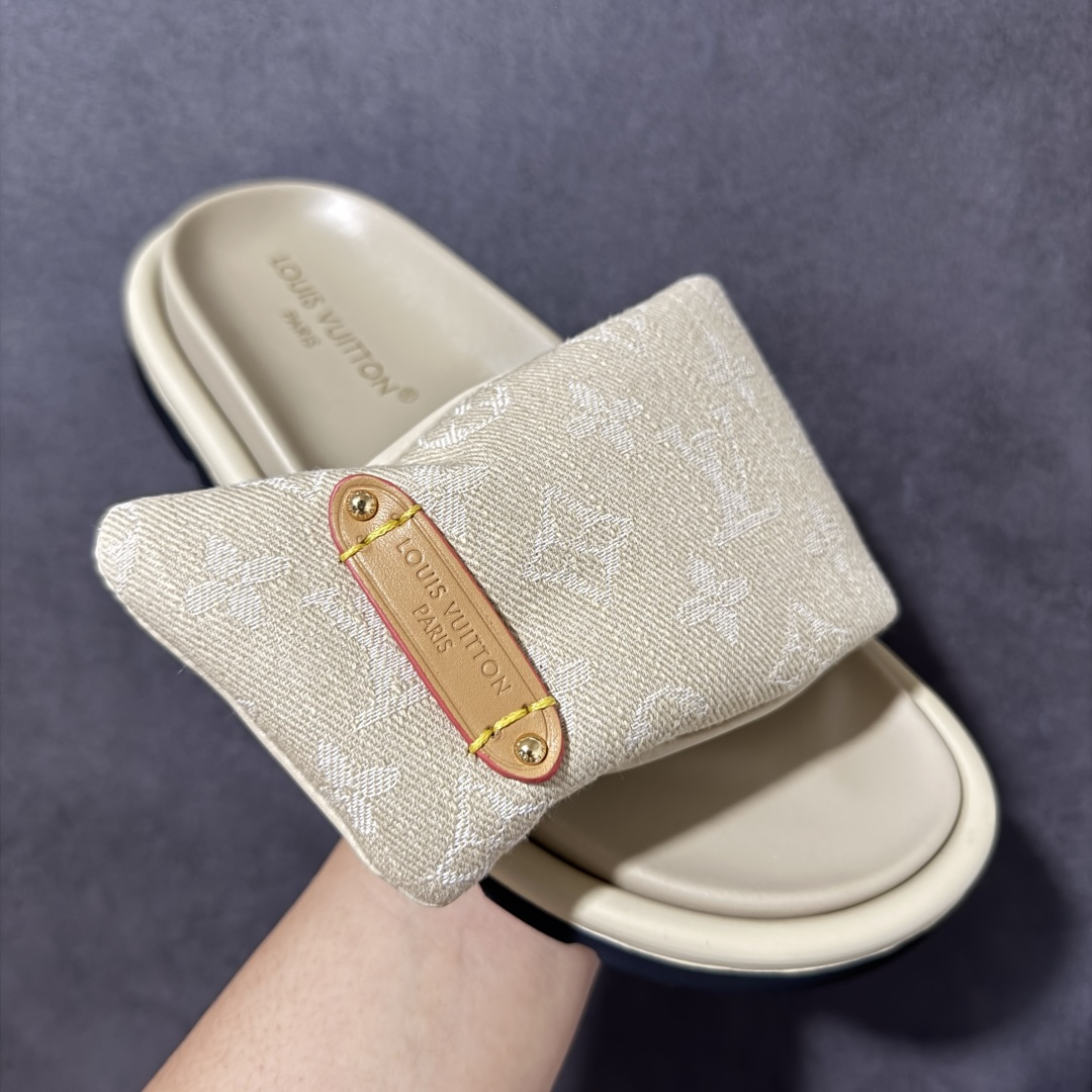 图片[3]-【广东版】Louis Vuitton/路易威登 男女鞋广东原产，升级配置包装物及天地盖硬质礼盒!!，采用环保填充羽绒Monogram尼龙包裹鞋床及宽幅鞋带,内衬小羊真皮，升级韧性舒适内底,外置轻质EVA发泡锯齿橡胶外底❗️与日本艺术家村上隆的跨界合作系列，法国奢侈品牌LV路易威登Louis Vuitton Pool Pillow Comfort Mules\”Monogram\”日落系列泳池风魔术贴可调节女士舒适露趾休闲凉拖鞋“ 尺码：35 36 37 38 39 40 41 42 43 44 45-选品中心