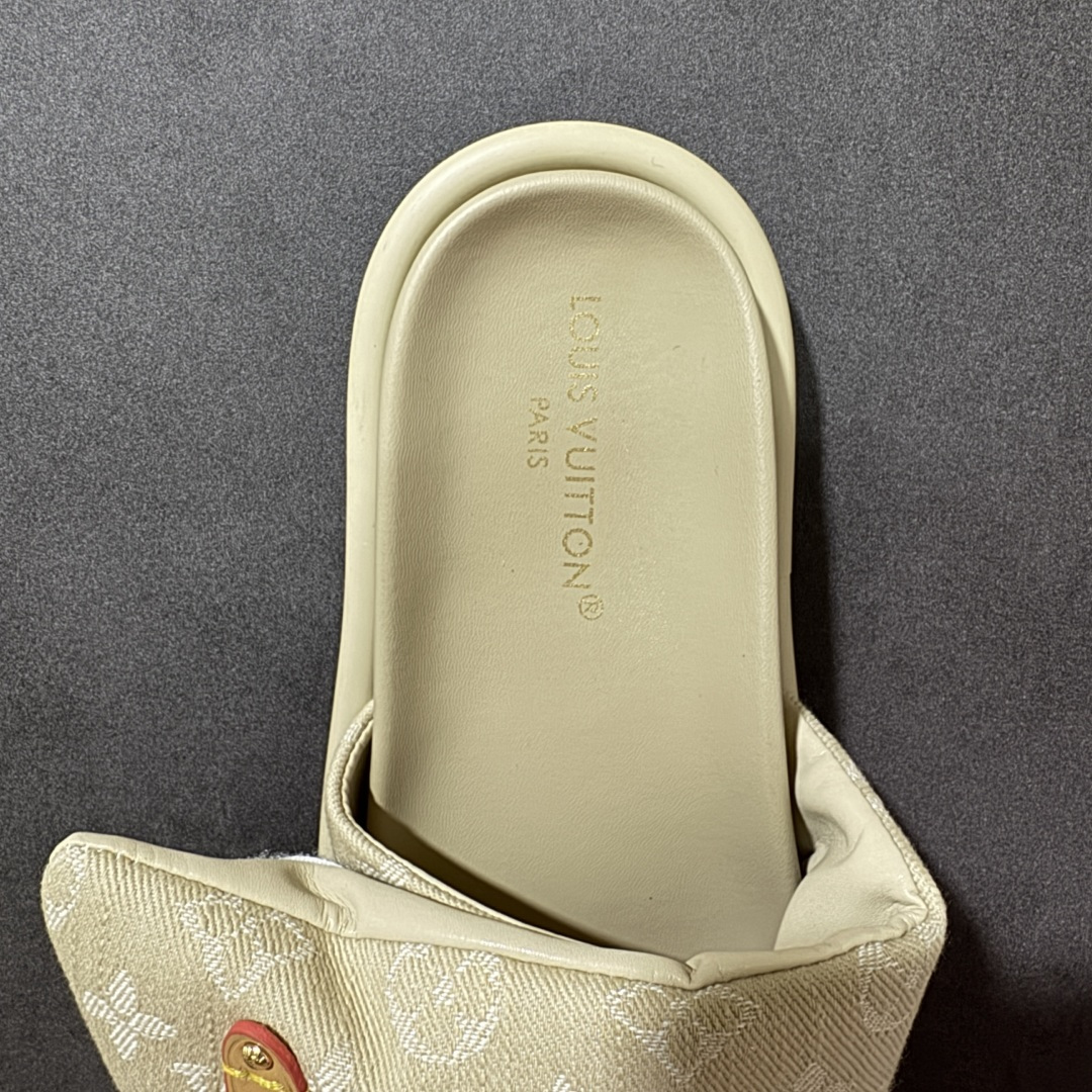 图片[6]-【广东版】Louis Vuitton/路易威登 男女鞋广东原产，升级配置包装物及天地盖硬质礼盒!!，采用环保填充羽绒Monogram尼龙包裹鞋床及宽幅鞋带,内衬小羊真皮，升级韧性舒适内底,外置轻质EVA发泡锯齿橡胶外底❗️与日本艺术家村上隆的跨界合作系列，法国奢侈品牌LV路易威登Louis Vuitton Pool Pillow Comfort Mules\”Monogram\”日落系列泳池风魔术贴可调节女士舒适露趾休闲凉拖鞋“ 尺码：35 36 37 38 39 40 41 42 43 44 45-选品中心
