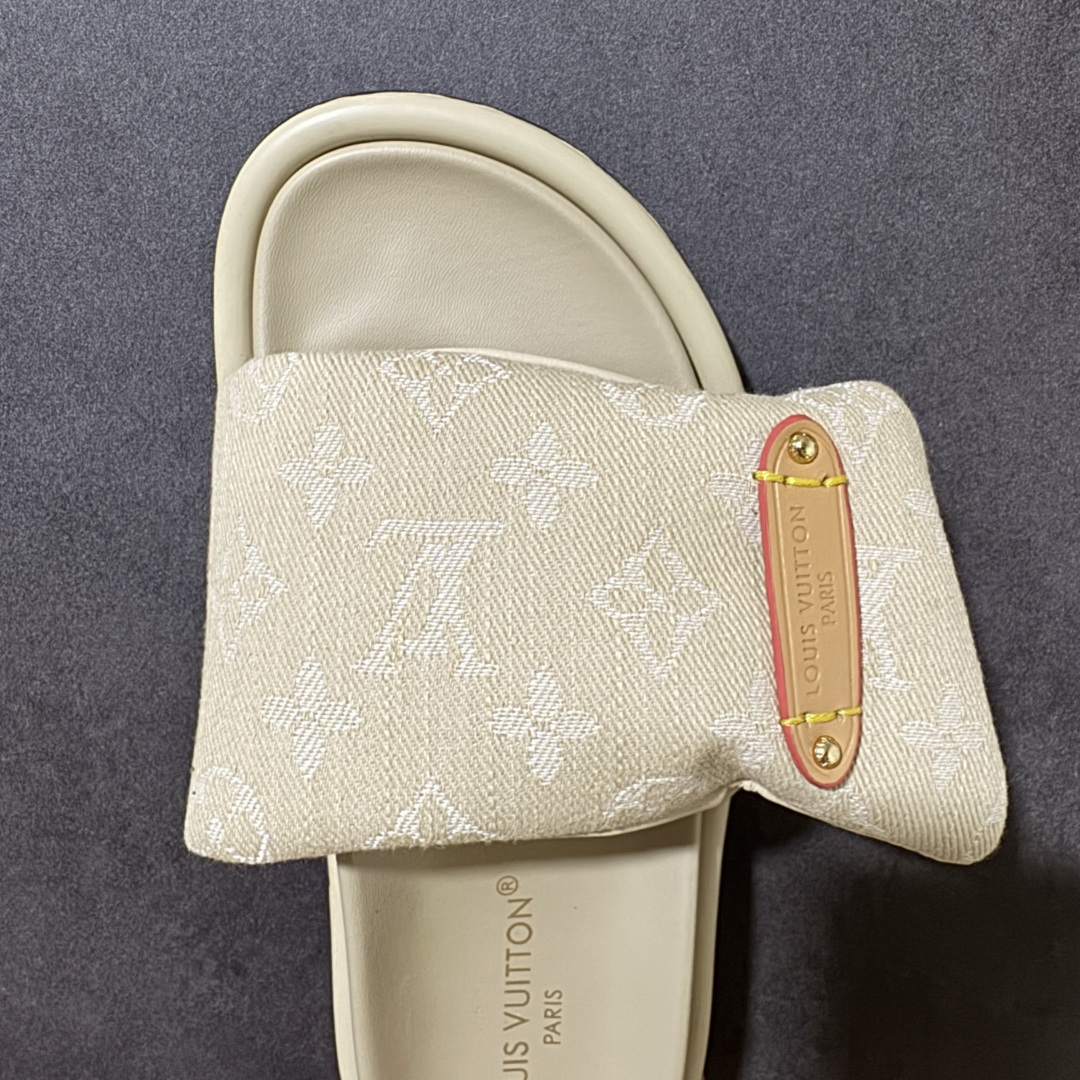 图片[5]-【广东版】Louis Vuitton/路易威登 男女鞋广东原产，升级配置包装物及天地盖硬质礼盒!!，采用环保填充羽绒Monogram尼龙包裹鞋床及宽幅鞋带,内衬小羊真皮，升级韧性舒适内底,外置轻质EVA发泡锯齿橡胶外底❗️与日本艺术家村上隆的跨界合作系列，法国奢侈品牌LV路易威登Louis Vuitton Pool Pillow Comfort Mules\”Monogram\”日落系列泳池风魔术贴可调节女士舒适露趾休闲凉拖鞋“ 尺码：35 36 37 38 39 40 41 42 43 44 45-选品中心