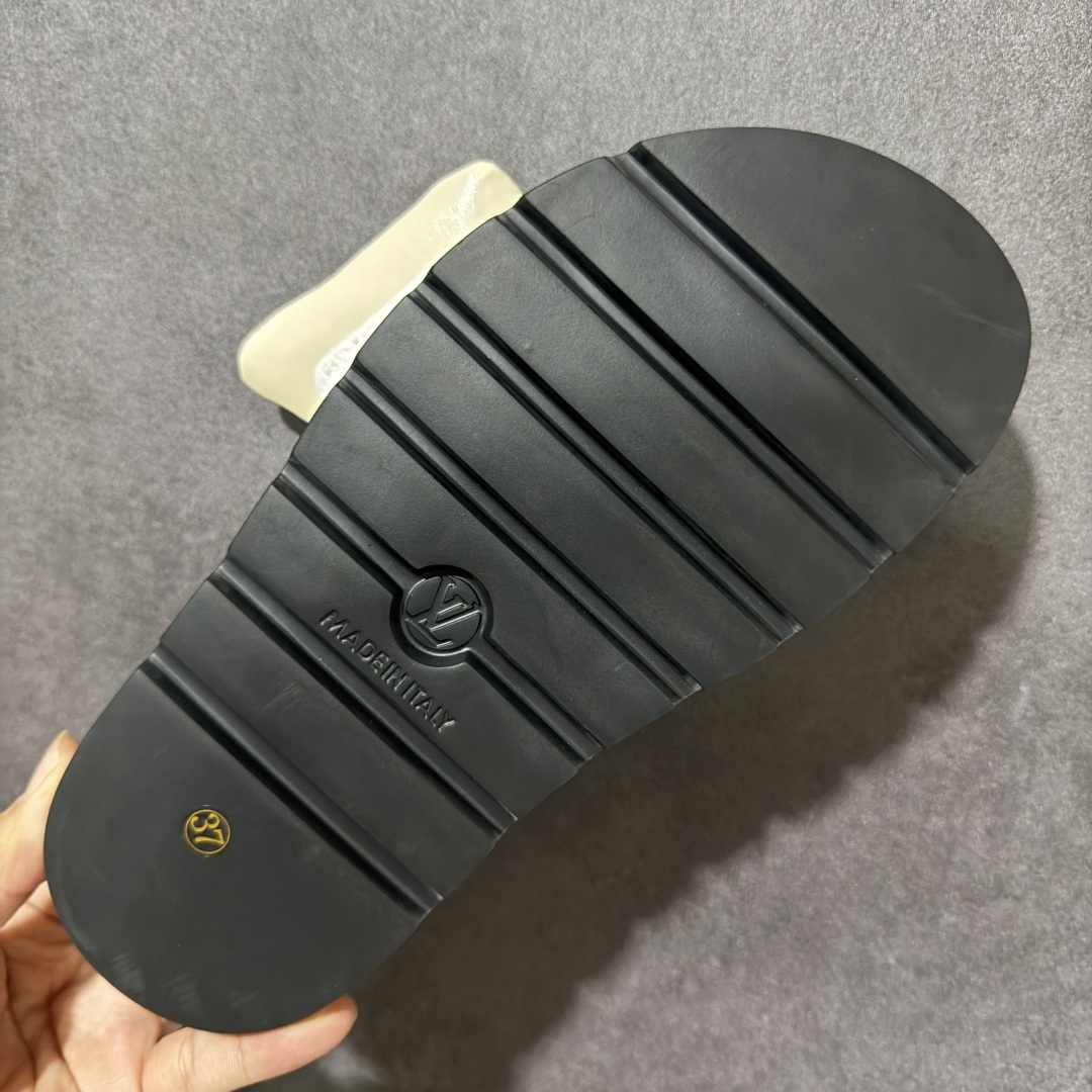 图片[9]-【广东版】Louis Vuitton/路易威登 男女鞋广东原产，升级配置包装物及天地盖硬质礼盒!!，采用环保填充羽绒Monogram尼龙包裹鞋床及宽幅鞋带,内衬小羊真皮，升级韧性舒适内底,外置轻质EVA发泡锯齿橡胶外底❗️与日本艺术家村上隆的跨界合作系列，法国奢侈品牌LV路易威登Louis Vuitton Pool Pillow Comfort Mules\”Monogram\”日落系列泳池风魔术贴可调节女士舒适露趾休闲凉拖鞋“ 尺码：35 36 37 38 39 40 41 42 43 44 45-选品中心