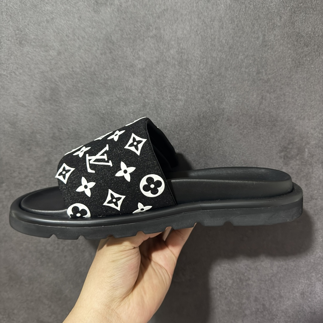 图片[2]-【广东版】Louis Vuitton/路易威登 男女鞋广东原产，升级配置包装物及天地盖硬质礼盒!!，采用环保填充羽绒Monogram尼龙包裹鞋床及宽幅鞋带,内衬小羊真皮，升级韧性舒适内底,外置轻质EVA发泡锯齿橡胶外底❗️与日本艺术家村上隆的跨界合作系列，法国奢侈品牌LV路易威登Louis Vuitton Pool Pillow Comfort Mules\”Monogram\”日落系列泳池风魔术贴可调节女士舒适露趾休闲凉拖鞋“ 尺码：35 36 37 38 39 40 41 42 43 44 45-选品中心
