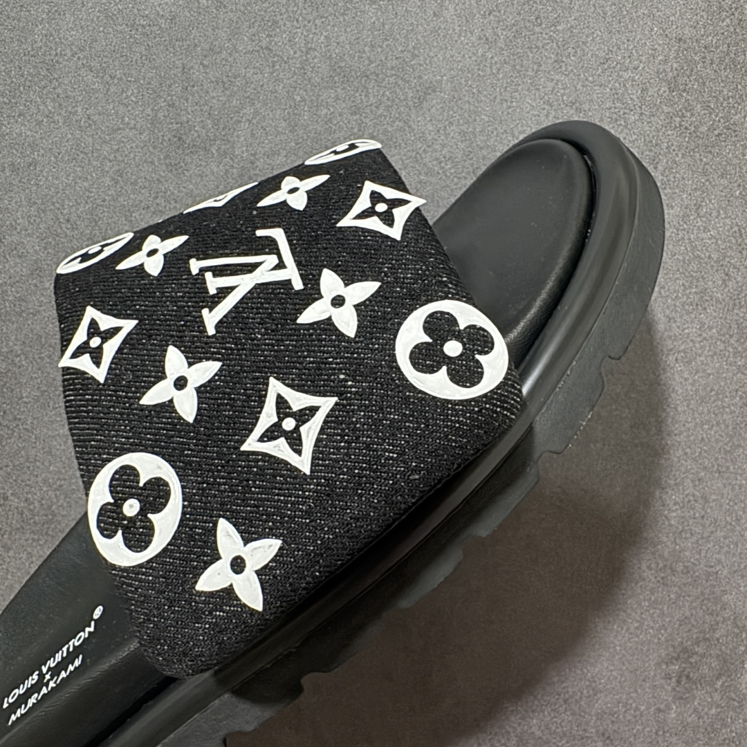 图片[8]-【广东版】Louis Vuitton/路易威登 男女鞋广东原产，升级配置包装物及天地盖硬质礼盒!!，采用环保填充羽绒Monogram尼龙包裹鞋床及宽幅鞋带,内衬小羊真皮，升级韧性舒适内底,外置轻质EVA发泡锯齿橡胶外底❗️与日本艺术家村上隆的跨界合作系列，法国奢侈品牌LV路易威登Louis Vuitton Pool Pillow Comfort Mules\”Monogram\”日落系列泳池风魔术贴可调节女士舒适露趾休闲凉拖鞋“ 尺码：35 36 37 38 39 40 41 42 43 44 45-选品中心