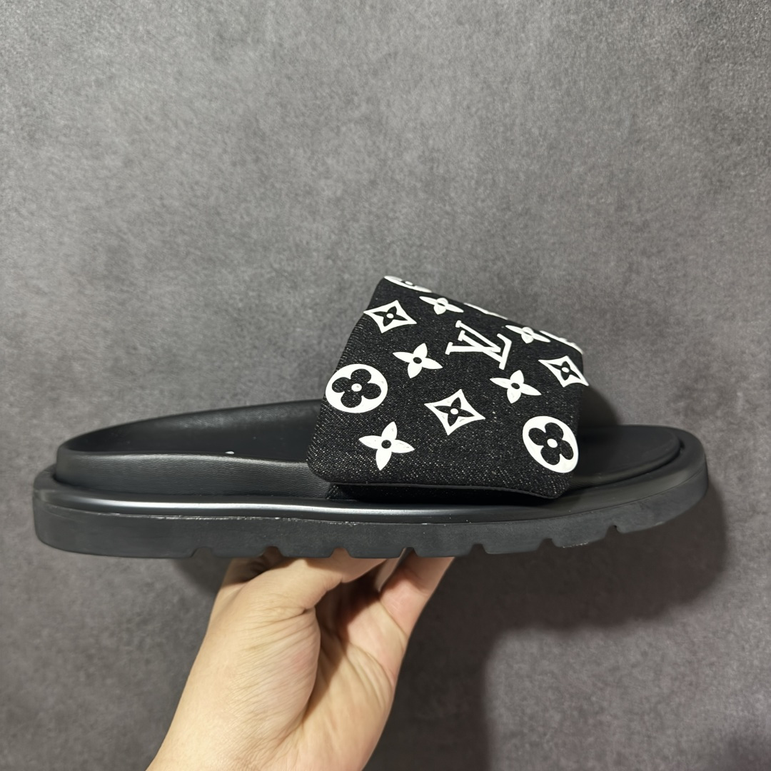 【广东版】Louis Vuitton/路易威登 男女鞋广东原产，升级配置包装物及天地盖硬质礼盒!!，采用环保填充羽绒Monogram尼龙包裹鞋床及宽幅鞋带,内衬小羊真皮，升级韧性舒适内底,外置轻质EVA发泡锯齿橡胶外底❗️与日本艺术家村上隆的跨界合作系列，法国奢侈品牌LV路易威登Louis Vuitton Pool Pillow Comfort Mules\