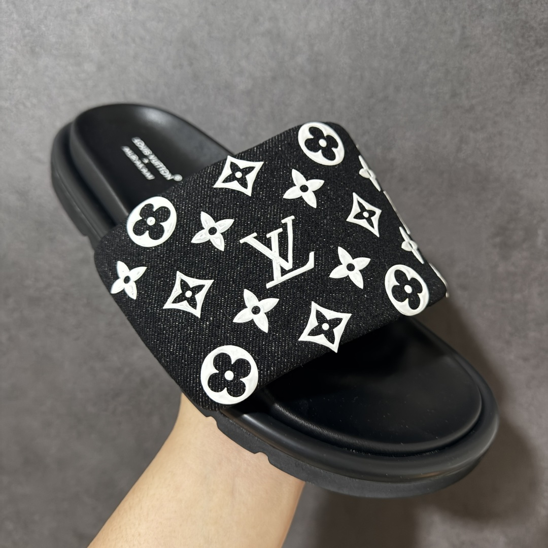 图片[3]-【广东版】Louis Vuitton/路易威登 男女鞋广东原产，升级配置包装物及天地盖硬质礼盒!!，采用环保填充羽绒Monogram尼龙包裹鞋床及宽幅鞋带,内衬小羊真皮，升级韧性舒适内底,外置轻质EVA发泡锯齿橡胶外底❗️与日本艺术家村上隆的跨界合作系列，法国奢侈品牌LV路易威登Louis Vuitton Pool Pillow Comfort Mules\”Monogram\”日落系列泳池风魔术贴可调节女士舒适露趾休闲凉拖鞋“ 尺码：35 36 37 38 39 40 41 42 43 44 45-选品中心