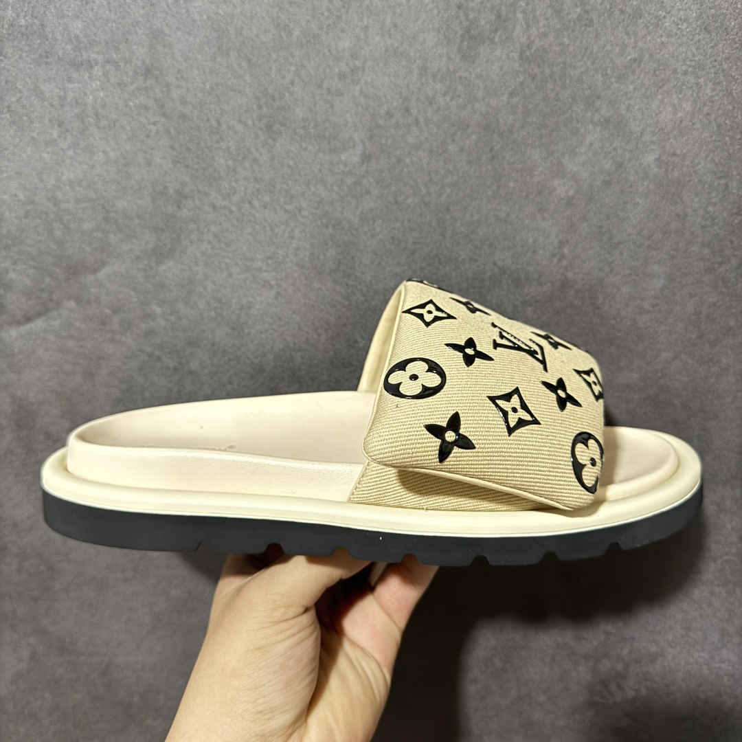 【广东版】Louis Vuitton/路易威登 男女鞋广东原产，升级配置包装物及天地盖硬质礼盒!!，采用环保填充羽绒Monogram尼龙包裹鞋床及宽幅鞋带,内衬小羊真皮，升级韧性舒适内底,外置轻质EVA发泡锯齿橡胶外底❗️与日本艺术家村上隆的跨界合作系列，法国奢侈品牌LV路易威登Louis Vuitton Pool Pillow Comfort Mules\
