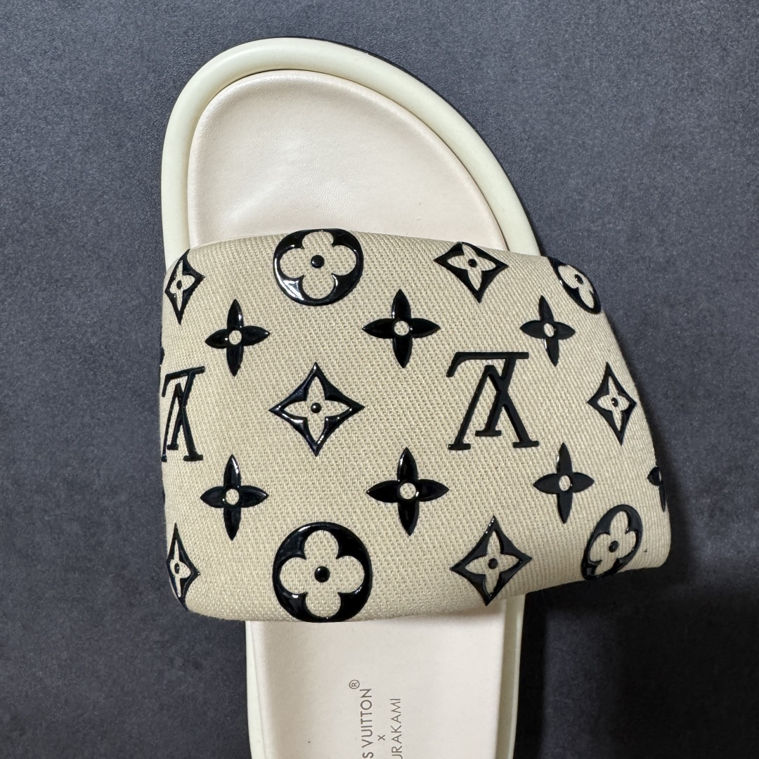 图片[5]-【广东版】Louis Vuitton/路易威登 男女鞋广东原产，升级配置包装物及天地盖硬质礼盒!!，采用环保填充羽绒Monogram尼龙包裹鞋床及宽幅鞋带,内衬小羊真皮，升级韧性舒适内底,外置轻质EVA发泡锯齿橡胶外底❗️与日本艺术家村上隆的跨界合作系列，法国奢侈品牌LV路易威登Louis Vuitton Pool Pillow Comfort Mules\”Monogram\”日落系列泳池风魔术贴可调节女士舒适露趾休闲凉拖鞋“ 尺码：35 36 37 38 39 40 41 42 43 44 45-选品中心