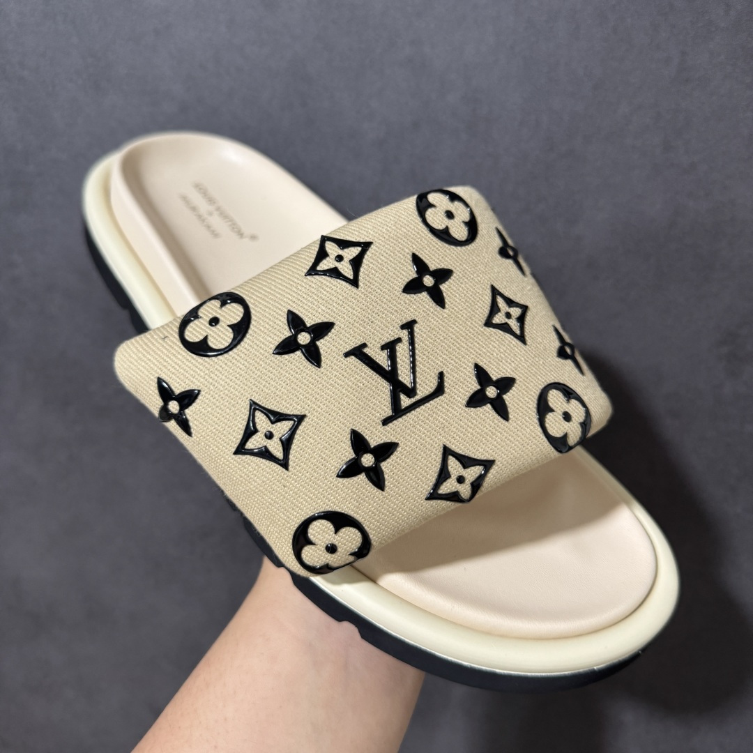 图片[3]-【广东版】Louis Vuitton/路易威登 男女鞋广东原产，升级配置包装物及天地盖硬质礼盒!!，采用环保填充羽绒Monogram尼龙包裹鞋床及宽幅鞋带,内衬小羊真皮，升级韧性舒适内底,外置轻质EVA发泡锯齿橡胶外底❗️与日本艺术家村上隆的跨界合作系列，法国奢侈品牌LV路易威登Louis Vuitton Pool Pillow Comfort Mules\”Monogram\”日落系列泳池风魔术贴可调节女士舒适露趾休闲凉拖鞋“ 尺码：35 36 37 38 39 40 41 42 43 44 45-选品中心