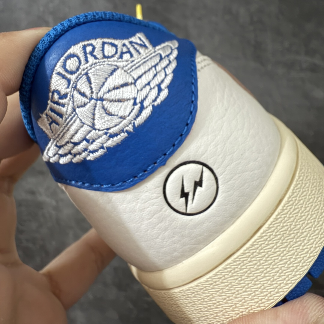 图片[2]-【GX2.0海外版】Travis Scott x Air Jordan AJ1 Low OG SP TS联名闪电倒钩低帮 DM7866-104 目前市面唯一正确版本 知名大厂出品 纯原第一梯队版本 产品品控稳定性领先行业 各方面均可对飙市面通货版 SZ原厂全套原楦原纸板冲刀磨具开发 原厂皮料加持 原厂港宝加持定型后跟R度完美 同源原厂电绣 鬼脸飞翼针数密度立体效果一致 百分百一致原鞋 原厂拉帮工艺 针距密度一致 后跟弧度收口自然不对折 极致一眼正品既视感 进口玻璃冲刀皮料裁剪零毛边 全鞋电脑针车工艺 品控清洁度最高QC检验标准 免检产品 原厂订购鞋盒、鞋标、防尘纸、鞋撑、鞋带 追求极致的原厂味道 尺码：36-48.5-莆田鞋