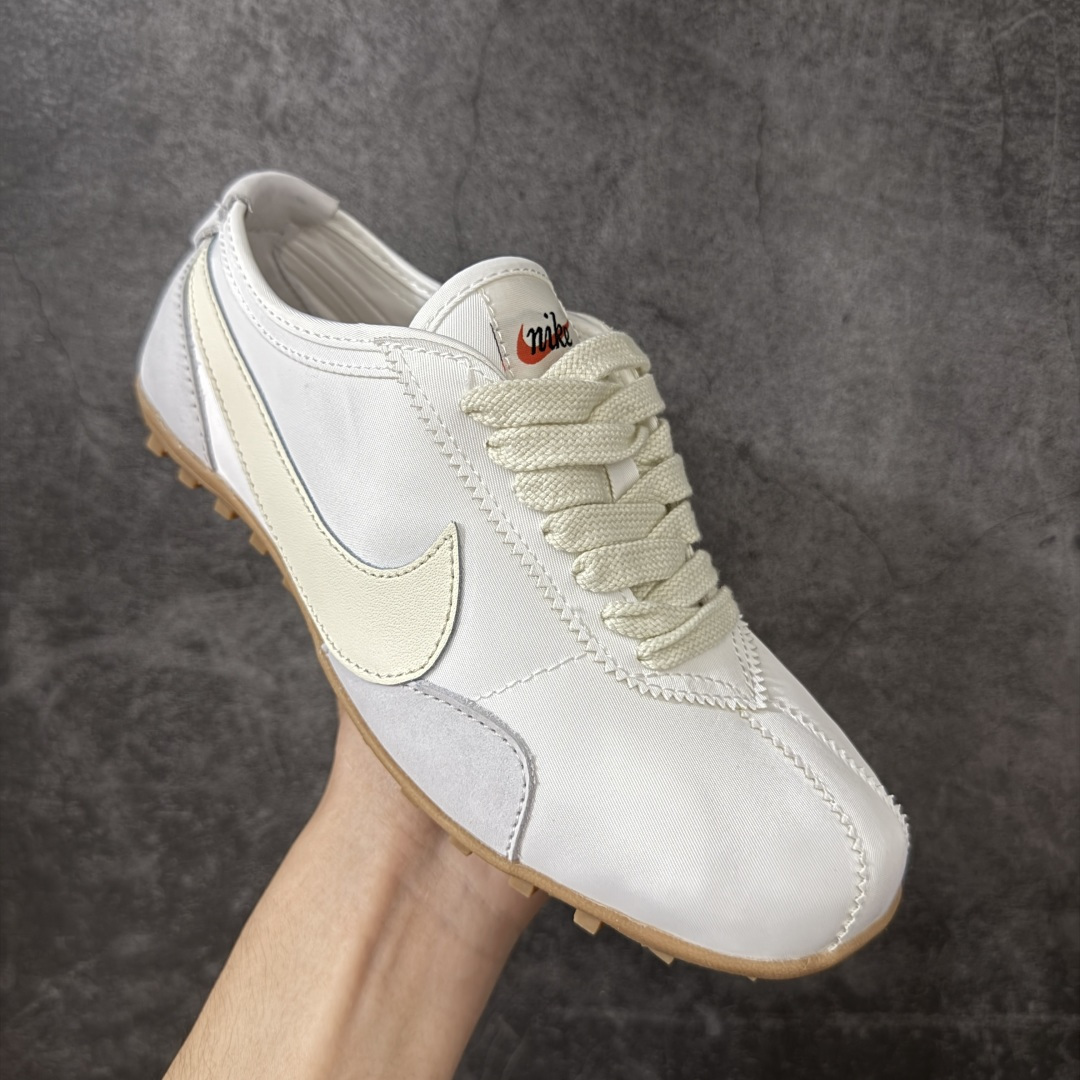图片[3]-【神版】Nike Moon Shoe OG SP 舒适贴合 生活休闲鞋 精致的鞋型2符合当下的薄底鞋审美，鞋舌、鞋垫和外底位置加入了Jacquemus标识，辨识度在线。 货号：IW0955-100 尺码：35 36 36.5 37 38 38.5 39 40 40.5 41 42 42.5 43 44 45 46-莆田鞋