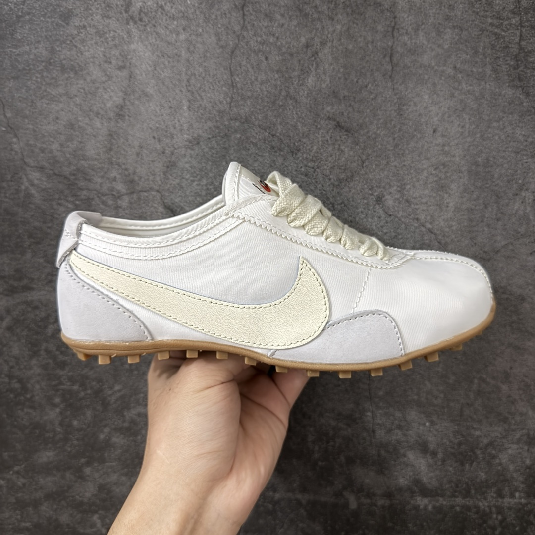 【神版】Nike Moon Shoe OG SP 舒适贴合 生活休闲鞋 精致的鞋型2符合当下的薄底鞋审美，鞋舌、鞋垫和外底位置加入了Jacquemus标识，辨识度在线。 货号：IW0955-100 尺码：35 36 36.5 37 38 38.5 39 40 40.5 41 42 42.5 43 44 45 46-莆田鞋