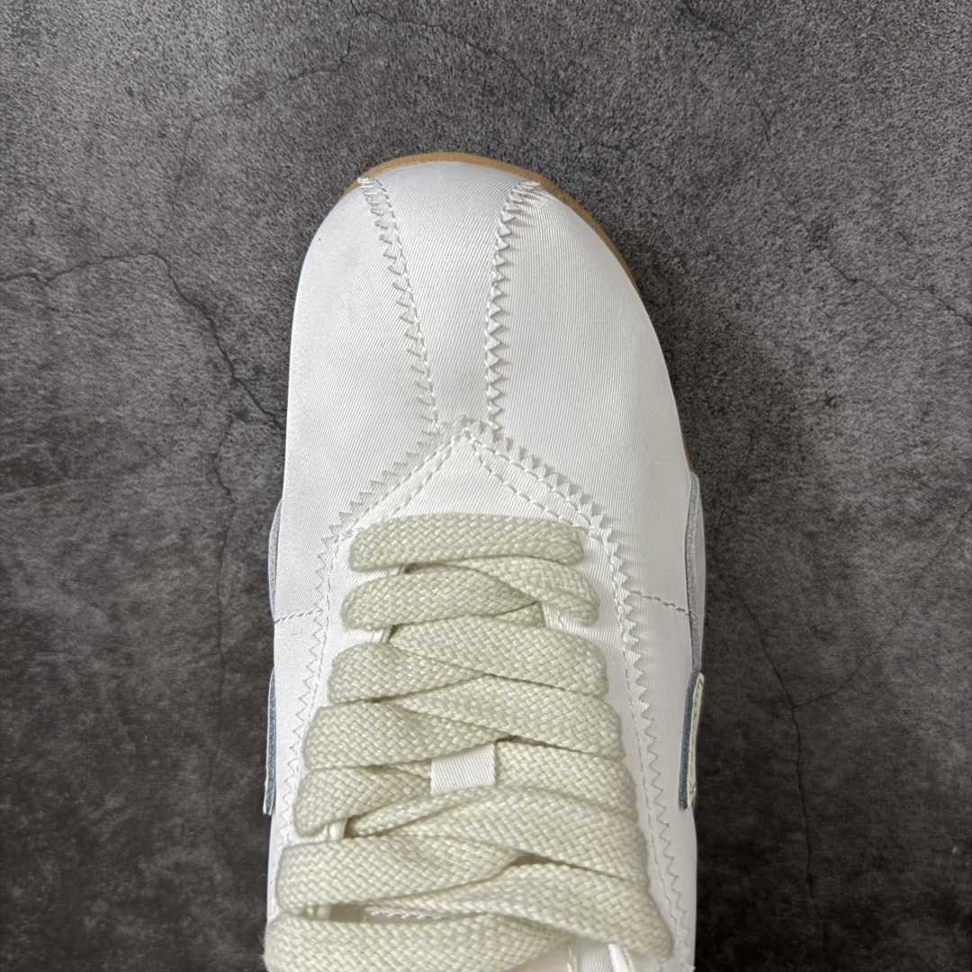 图片[5]-【神版】Nike Moon Shoe OG SP 舒适贴合 生活休闲鞋 精致的鞋型2符合当下的薄底鞋审美，鞋舌、鞋垫和外底位置加入了Jacquemus标识，辨识度在线。 货号：IW0955-100 尺码：35 36 36.5 37 38 38.5 39 40 40.5 41 42 42.5 43 44 45 46-莆田鞋