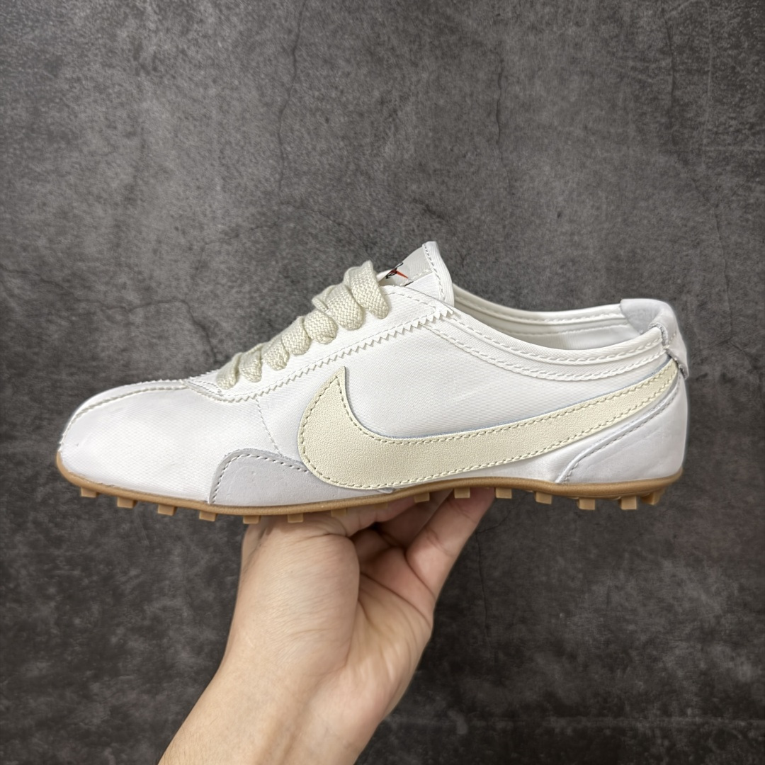图片[2]-【神版】Nike Moon Shoe OG SP 舒适贴合 生活休闲鞋 精致的鞋型2符合当下的薄底鞋审美，鞋舌、鞋垫和外底位置加入了Jacquemus标识，辨识度在线。 货号：IW0955-100 尺码：35 36 36.5 37 38 38.5 39 40 40.5 41 42 42.5 43 44 45 46-莆田鞋