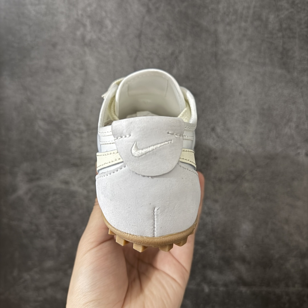 图片[4]-【神版】Nike Moon Shoe OG SP 舒适贴合 生活休闲鞋 精致的鞋型2符合当下的薄底鞋审美，鞋舌、鞋垫和外底位置加入了Jacquemus标识，辨识度在线。 货号：IW0955-100 尺码：35 36 36.5 37 38 38.5 39 40 40.5 41 42 42.5 43 44 45 46-莆田鞋