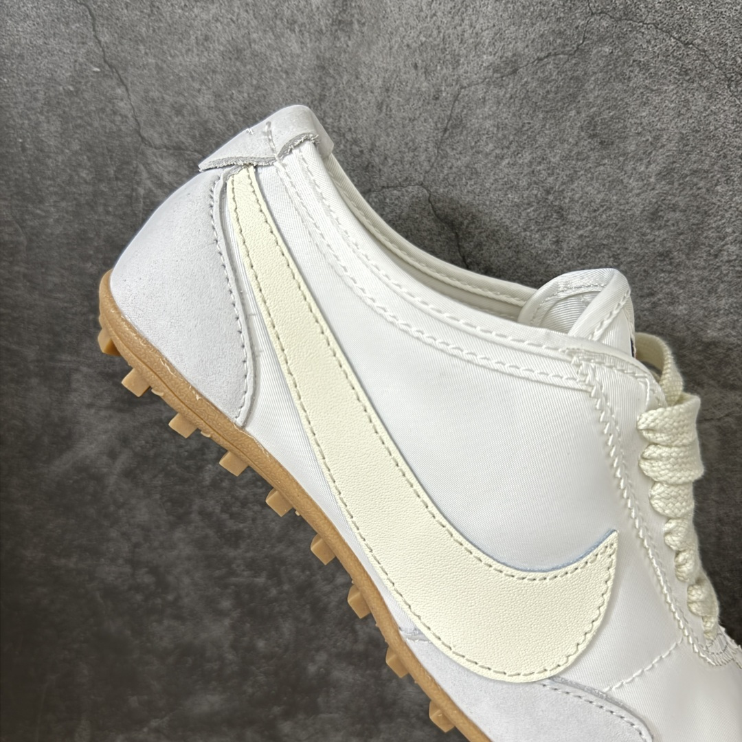 图片[7]-【神版】Nike Moon Shoe OG SP 舒适贴合 生活休闲鞋 精致的鞋型2符合当下的薄底鞋审美，鞋舌、鞋垫和外底位置加入了Jacquemus标识，辨识度在线。 货号：IW0955-100 尺码：35 36 36.5 37 38 38.5 39 40 40.5 41 42 42.5 43 44 45 46-莆田鞋