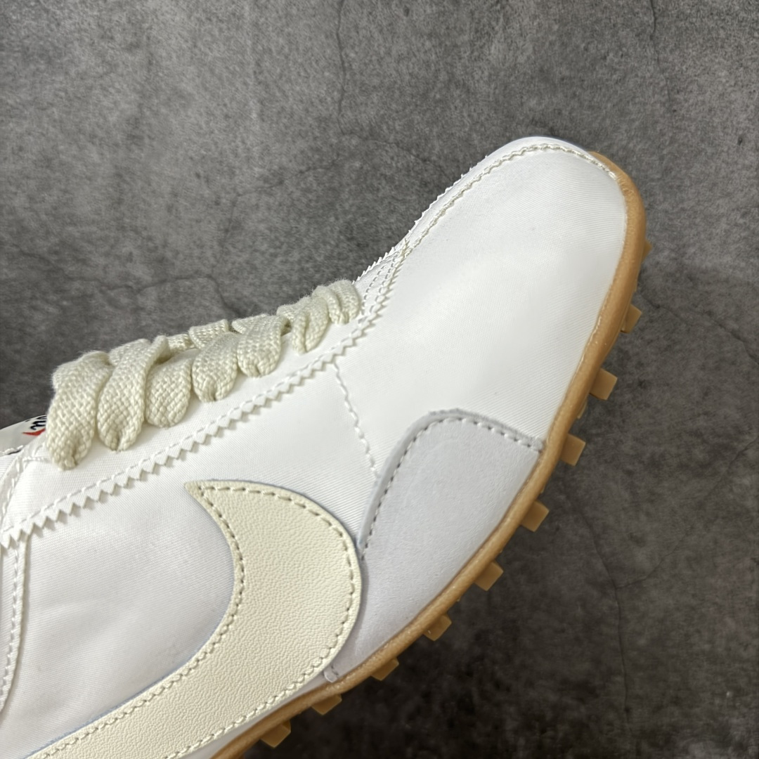 图片[6]-【神版】Nike Moon Shoe OG SP 舒适贴合 生活休闲鞋 精致的鞋型2符合当下的薄底鞋审美，鞋舌、鞋垫和外底位置加入了Jacquemus标识，辨识度在线。 货号：IW0955-100 尺码：35 36 36.5 37 38 38.5 39 40 40.5 41 42 42.5 43 44 45 46-莆田鞋