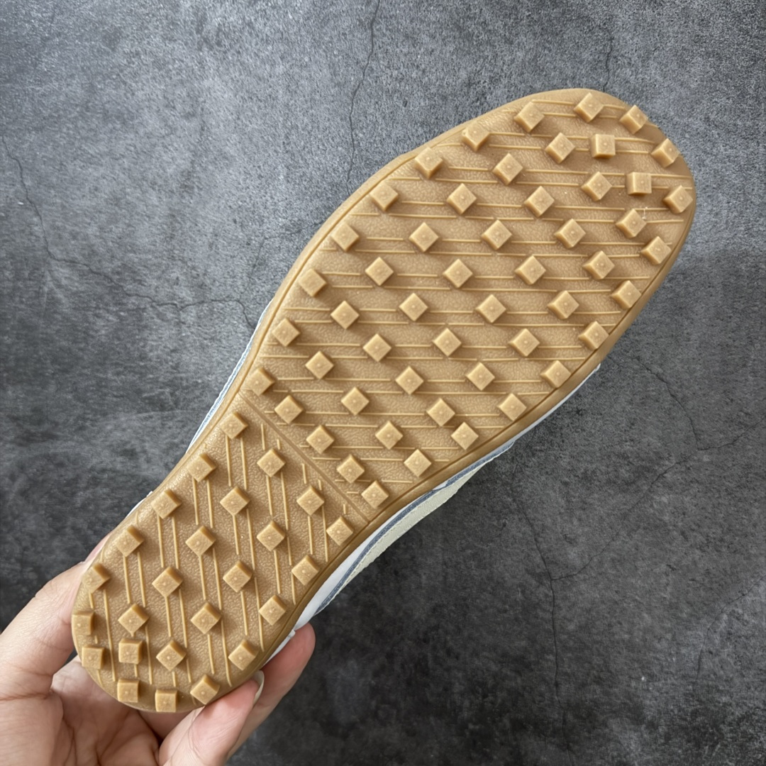 图片[9]-【神版】Nike Moon Shoe OG SP 舒适贴合 生活休闲鞋 精致的鞋型2符合当下的薄底鞋审美，鞋舌、鞋垫和外底位置加入了Jacquemus标识，辨识度在线。 货号：IW0955-100 尺码：35 36 36.5 37 38 38.5 39 40 40.5 41 42 42.5 43 44 45 46-莆田鞋