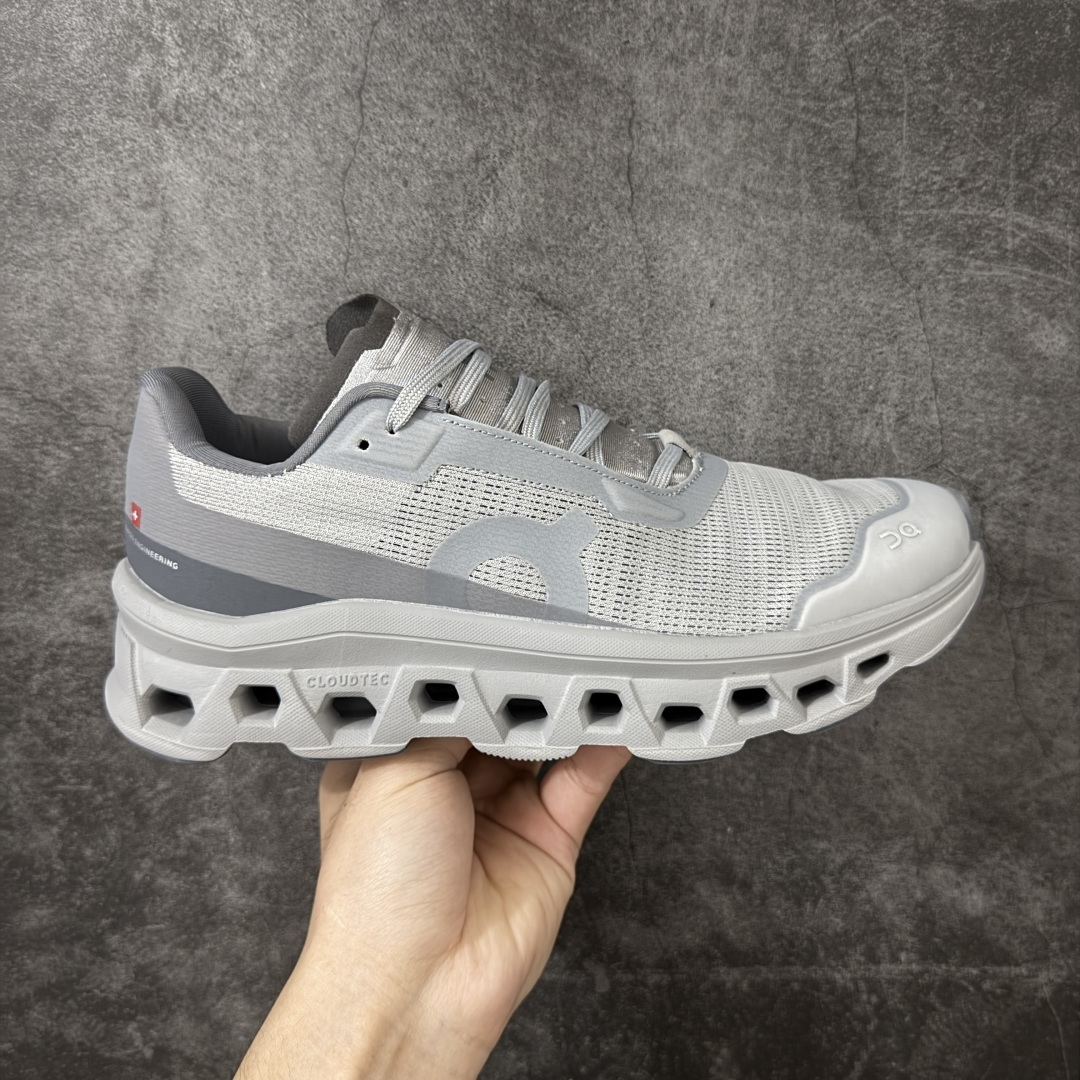 【公司级】瑞士运动品牌-昂跑ON Running Cloudmonster\”Triple Black\”克劳德怪兽系列低帮厚底轻量舒适多功能休闲运动慢跑鞋 原数据开发纸版楦型 采用人体工程超薄透气网织物鞋面材质 搭载隐藏速度中板 镂空CloudTec®️科技泡棉缓震(4.cm厘米)加厚中底 外置耐磨防滑橡胶底片❗️ 黑科技“跑”出圈的时尚运动新宠 尺码：36-45 On昂跑旗下所有鞋款均搭载CloudTec专利科技。分布在鞋底的Cloud模块在足部触地时通过水平和垂直双重作用力，带来轻盈触地的突破性缓震体验，同时牢牢锁住着陆时产生的压力，并迅疾将其转化为蹬脚推进时的疾速爆发。同时，内置Speedboard促进脚步推进，实现力量从足跟到脚趾的平稳过渡。这款Cloudmonster是On专为城市路跑设计的运动鞋。相信很多人大学毕业之后很少有回去学校在操场跑步的条件了，跑步锻炼还是城市路跑的居多吧。鞋面是由再生聚酯纤维打造的，轻盈柔软又透气。从这儿也体现了On昂跑的可持续理念。这款跑鞋鞋面、鞋跟、鞋舌含有100%再生聚酯，鞋面、鞋口衬里、鞋带含有100%再生聚酯纤维，无缝压胶含有30%再生TPU，鞋垫含有100%再生PU。-莆田鞋