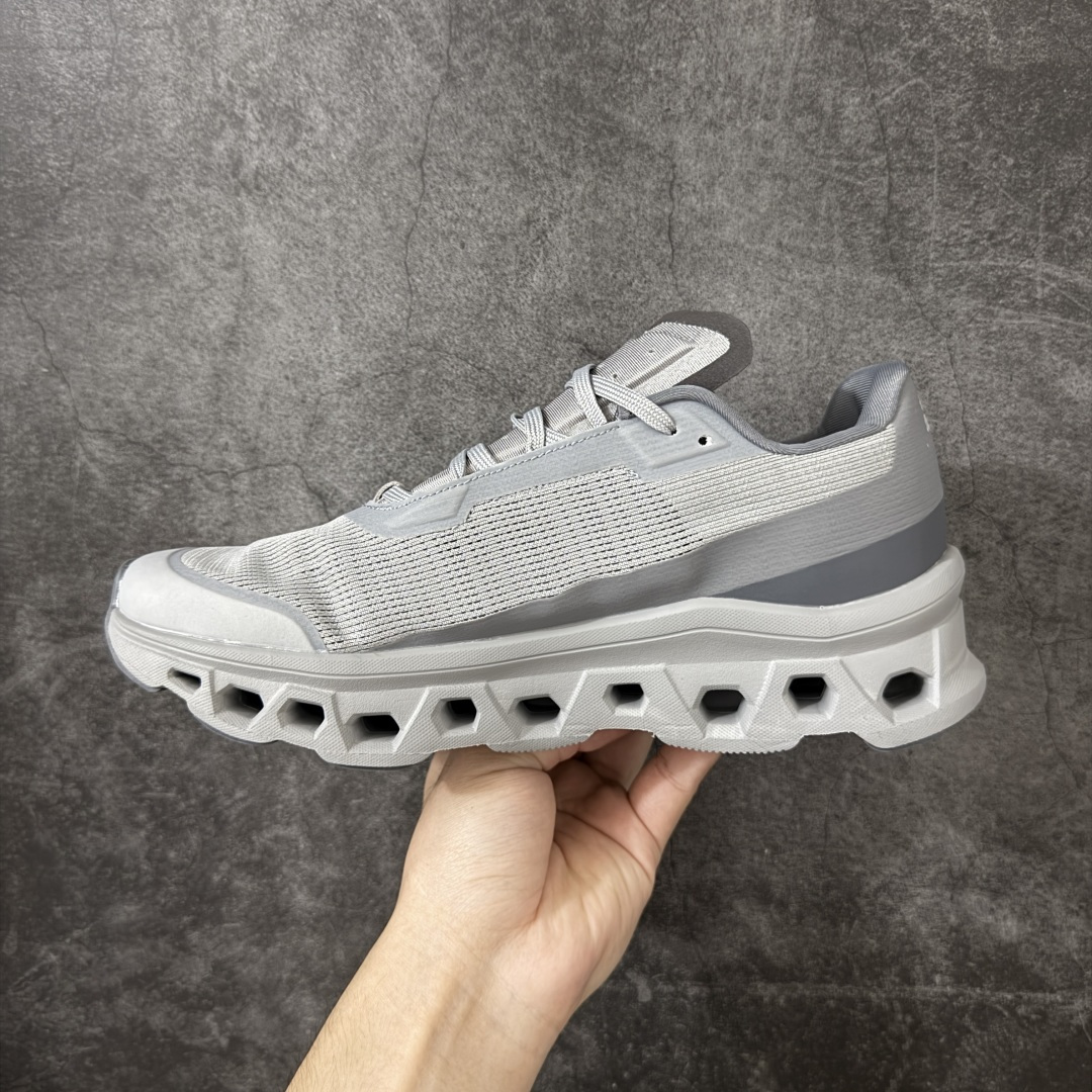 图片[2]-【公司级】瑞士运动品牌-昂跑ON Running Cloudmonster\”Triple Black\”克劳德怪兽系列低帮厚底轻量舒适多功能休闲运动慢跑鞋 原数据开发纸版楦型 采用人体工程超薄透气网织物鞋面材质 搭载隐藏速度中板 镂空CloudTec®️科技泡棉缓震(4.cm厘米)加厚中底 外置耐磨防滑橡胶底片❗️ 黑科技“跑”出圈的时尚运动新宠 尺码：36-45 On昂跑旗下所有鞋款均搭载CloudTec专利科技。分布在鞋底的Cloud模块在足部触地时通过水平和垂直双重作用力，带来轻盈触地的突破性缓震体验，同时牢牢锁住着陆时产生的压力，并迅疾将其转化为蹬脚推进时的疾速爆发。同时，内置Speedboard促进脚步推进，实现力量从足跟到脚趾的平稳过渡。这款Cloudmonster是On专为城市路跑设计的运动鞋。相信很多人大学毕业之后很少有回去学校在操场跑步的条件了，跑步锻炼还是城市路跑的居多吧。鞋面是由再生聚酯纤维打造的，轻盈柔软又透气。从这儿也体现了On昂跑的可持续理念。这款跑鞋鞋面、鞋跟、鞋舌含有100%再生聚酯，鞋面、鞋口衬里、鞋带含有100%再生聚酯纤维，无缝压胶含有30%再生TPU，鞋垫含有100%再生PU。-莆田鞋