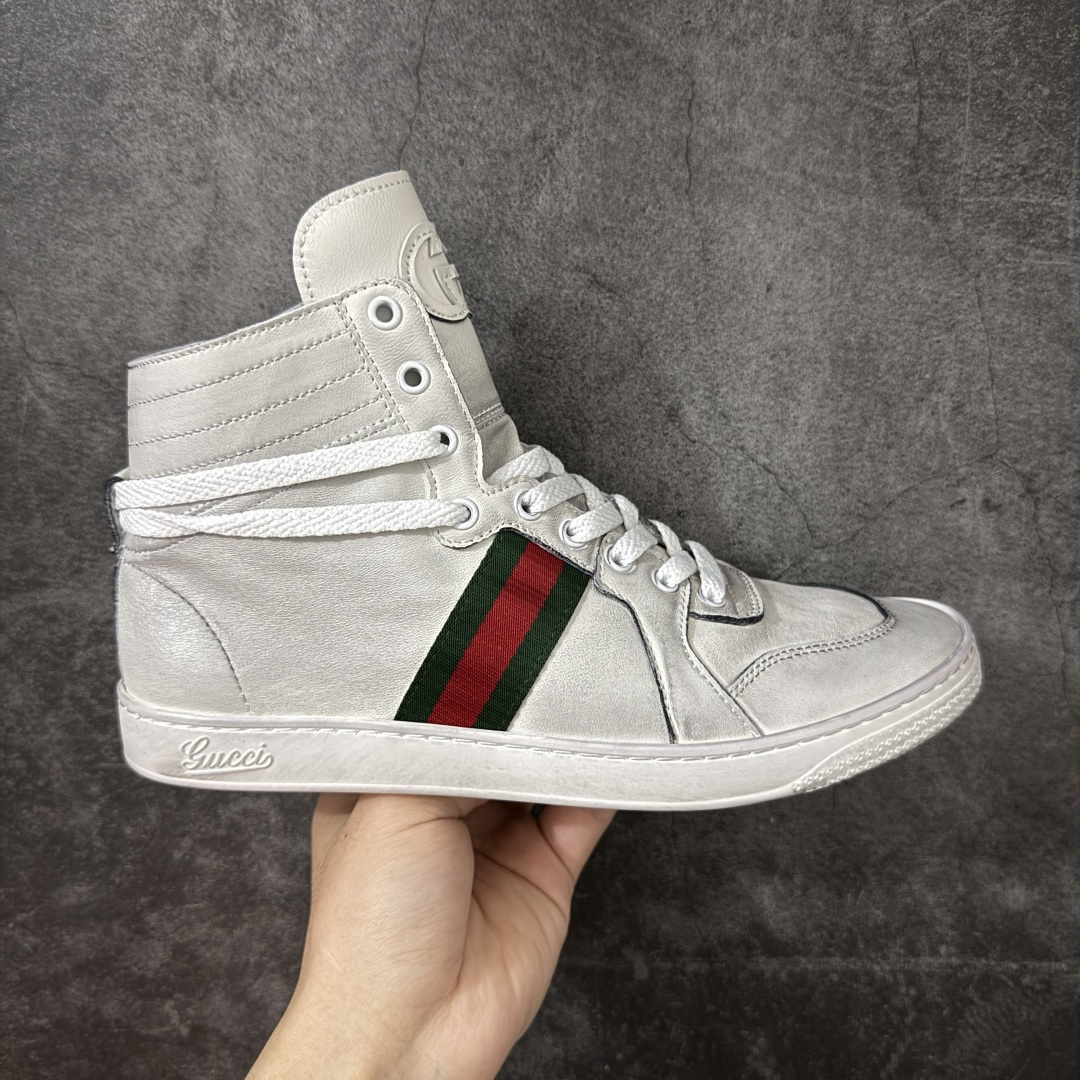 【莞顶HS纯原】古驰 / Gucci Stretch系列男女士 小羊皮革运动鞋 古驰滑板鞋 2026春夏系列全新上市。这款全新鞋履以轻盈柔软的灵动廓形焕新诠释品牌经典运动鞋，为La Famiglia系列增添亮眼新作。这款运动鞋甄选柔软弹力羊皮革打造，以手工处理的做旧效果赋予每款设计别致印记。 手工做旧效果柔软弹力羊皮革 无衬里 侧面织带细节 鞋尖饰互扣式双G金属细节；鞋舌配有羊皮革贴饰 橡胶鞋底 系带固定 平底 尺码：35-45-选品中心