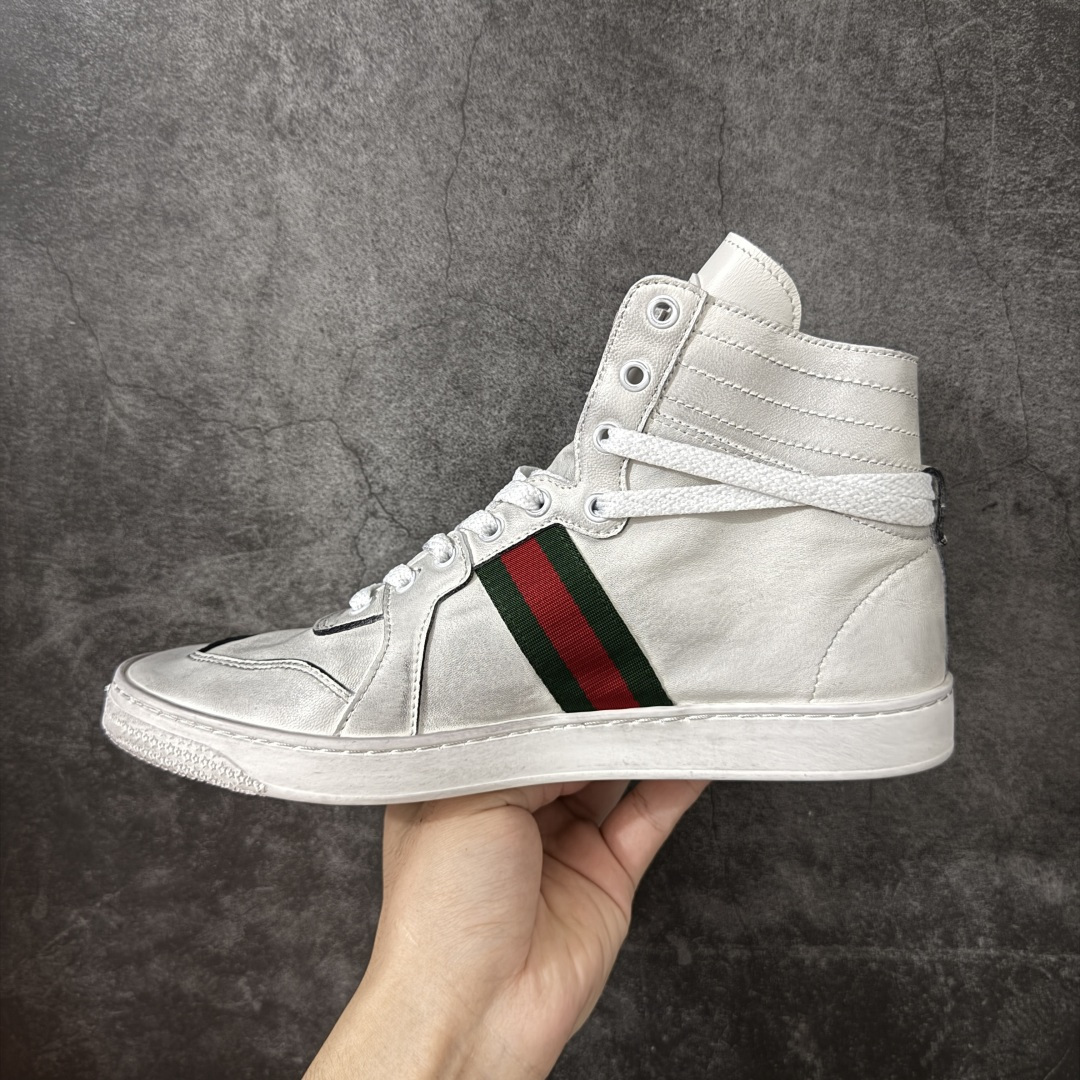 图片[2]-【莞顶HS纯原】古驰 / Gucci Stretch系列男女士 小羊皮革运动鞋 古驰滑板鞋 2026春夏系列全新上市。这款全新鞋履以轻盈柔软的灵动廓形焕新诠释品牌经典运动鞋，为La Famiglia系列增添亮眼新作。这款运动鞋甄选柔软弹力羊皮革打造，以手工处理的做旧效果赋予每款设计别致印记。 手工做旧效果柔软弹力羊皮革 无衬里 侧面织带细节 鞋尖饰互扣式双G金属细节；鞋舌配有羊皮革贴饰 橡胶鞋底 系带固定 平底 尺码：35-45-莆田鞋
