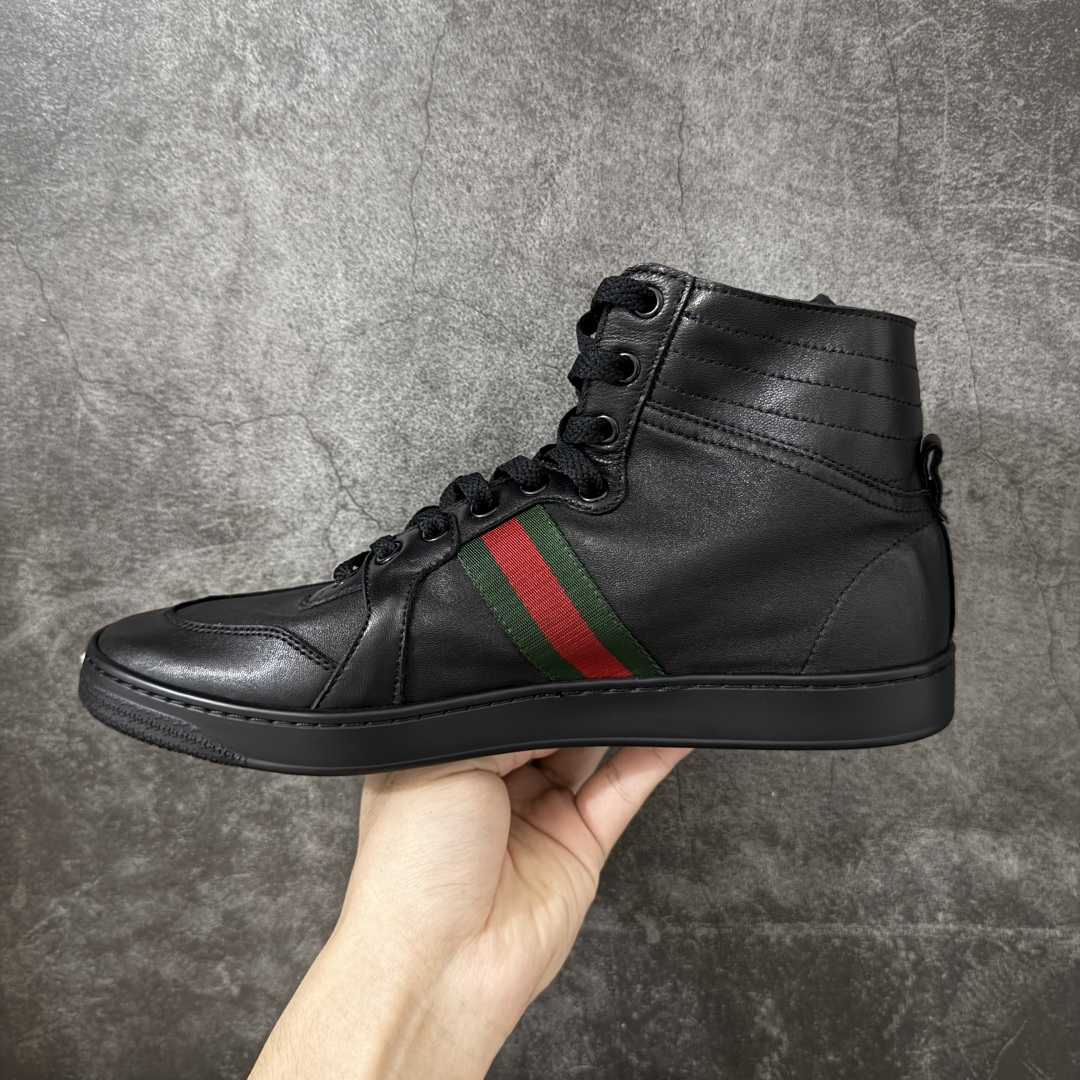 图片[2]-【莞顶HS纯原】古驰 / Gucci Stretch系列男女士 小羊皮革运动鞋 古驰滑板鞋 2026春夏系列全新上市。这款全新鞋履以轻盈柔软的灵动廓形焕新诠释品牌经典运动鞋，为La Famiglia系列增添亮眼新作。这款运动鞋甄选柔软弹力羊皮革打造，以手工处理的做旧效果赋予每款设计别致印记。 手工做旧效果柔软弹力羊皮革 无衬里 侧面织带细节 鞋尖饰互扣式双G金属细节；鞋舌配有羊皮革贴饰 橡胶鞋底 系带固定 平底 尺码：35-45-选品中心