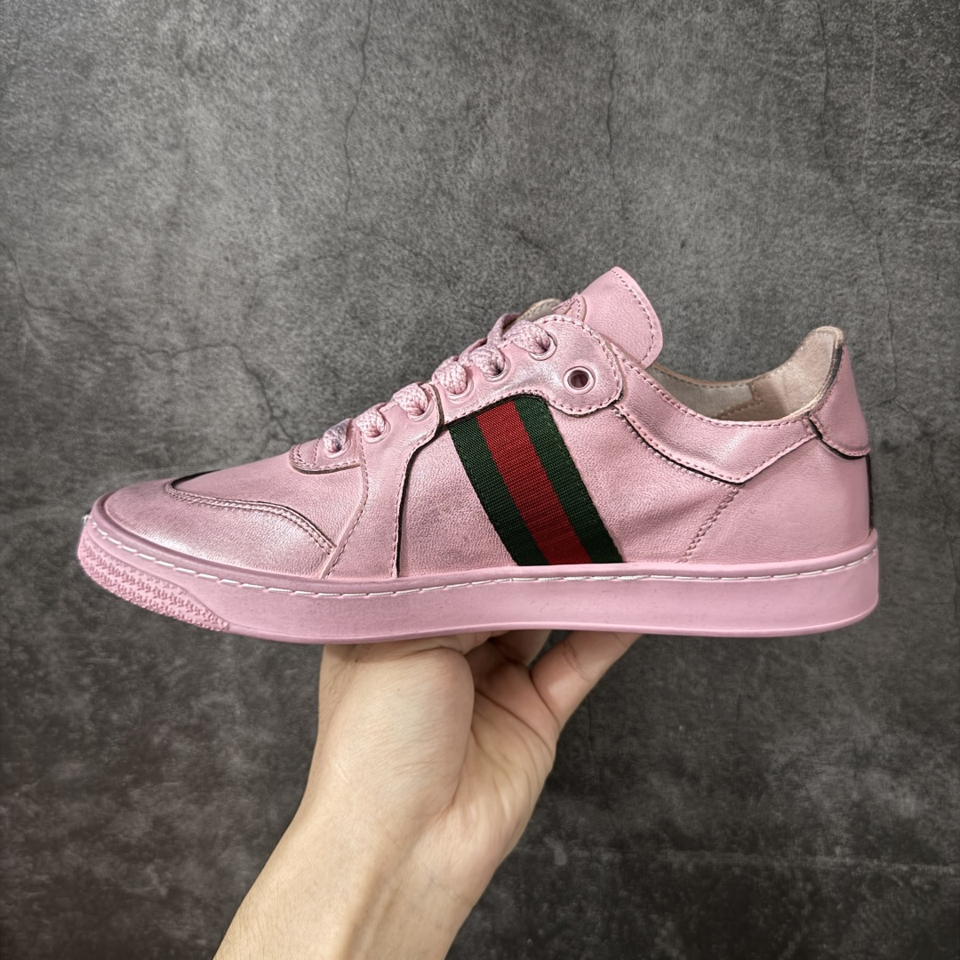 图片[2]-【莞顶HS纯原】古驰 / Gucci Stretch系列男女士 小羊皮革运动鞋 古驰滑板鞋 2026春夏系列全新上市。这款全新鞋履以轻盈柔软的灵动廓形焕新诠释品牌经典运动鞋，为La Famiglia系列增添亮眼新作。这款运动鞋甄选柔软弹力羊皮革打造，以手工处理的做旧效果赋予每款设计别致印记。 手工做旧效果柔软弹力羊皮革 无衬里 侧面织带细节 鞋尖饰互扣式双G金属细节；鞋舌配有羊皮革贴饰 橡胶鞋底 系带固定 平底 尺码：35-45-选品中心