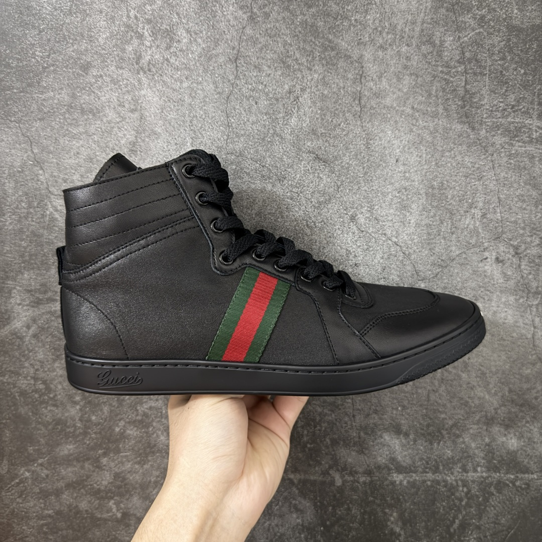 【莞顶HS纯原】古驰 / Gucci Stretch系列男女士 小羊皮革运动鞋 古驰滑板鞋 2026春夏系列全新上市。这款全新鞋履以轻盈柔软的灵动廓形焕新诠释品牌经典运动鞋,为La Famiglia系列增添亮眼新作。这款运动鞋甄选柔软弹力羊皮革打造,以手工处理的做旧效果赋予每款设计别致印记。 手工做旧效果柔软弹力羊皮革 无衬里 侧面织带细节 鞋尖饰互扣式双G金属细节;鞋舌配有羊皮革贴饰 橡胶鞋底 系带固定 平底 尺码:35-45-选品中心
