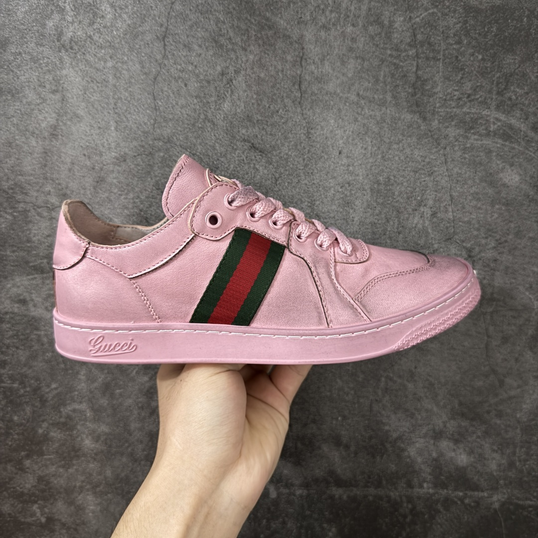 【莞顶HS纯原】古驰 / Gucci Stretch系列男女士 小羊皮革运动鞋 古驰滑板鞋 2026春夏系列全新上市。这款全新鞋履以轻盈柔软的灵动廓形焕新诠释品牌经典运动鞋，为La Famiglia系列增添亮眼新作。这款运动鞋甄选柔软弹力羊皮革打造，以手工处理的做旧效果赋予每款设计别致印记。 手工做旧效果柔软弹力羊皮革 无衬里 侧面织带细节 鞋尖饰互扣式双G金属细节；鞋舌配有羊皮革贴饰 橡胶鞋底 系带固定 平底 尺码：35-45-选品中心