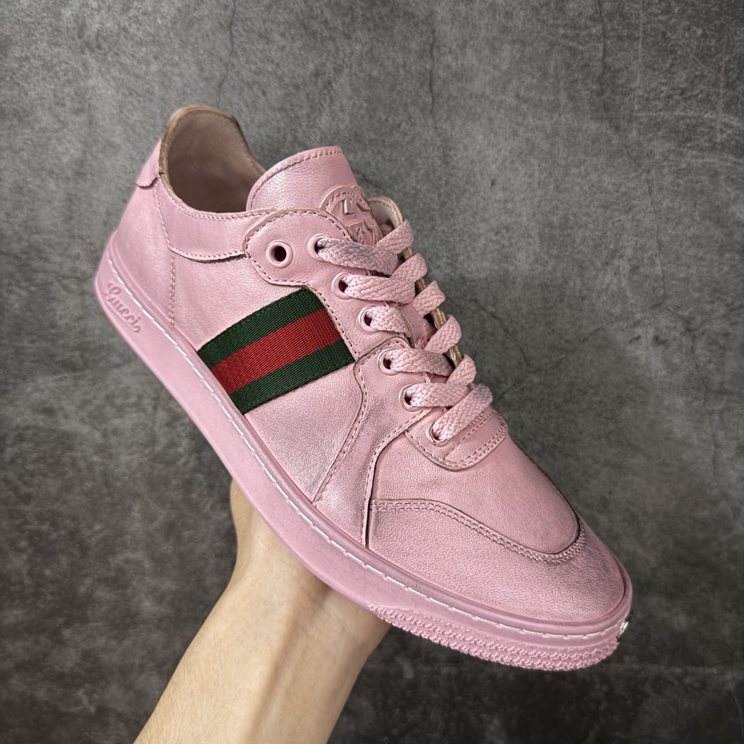 图片[3]-【莞顶HS纯原】古驰 / Gucci Stretch系列男女士 小羊皮革运动鞋 古驰滑板鞋 2026春夏系列全新上市。这款全新鞋履以轻盈柔软的灵动廓形焕新诠释品牌经典运动鞋，为La Famiglia系列增添亮眼新作。这款运动鞋甄选柔软弹力羊皮革打造，以手工处理的做旧效果赋予每款设计别致印记。 手工做旧效果柔软弹力羊皮革 无衬里 侧面织带细节 鞋尖饰互扣式双G金属细节；鞋舌配有羊皮革贴饰 橡胶鞋底 系带固定 平底 尺码：35-45-选品中心