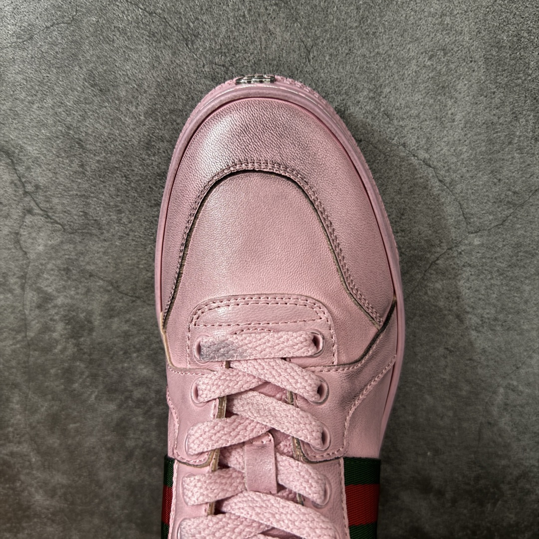 图片[5]-【莞顶HS纯原】古驰 / Gucci Stretch系列男女士 小羊皮革运动鞋 古驰滑板鞋 2026春夏系列全新上市。这款全新鞋履以轻盈柔软的灵动廓形焕新诠释品牌经典运动鞋，为La Famiglia系列增添亮眼新作。这款运动鞋甄选柔软弹力羊皮革打造，以手工处理的做旧效果赋予每款设计别致印记。 手工做旧效果柔软弹力羊皮革 无衬里 侧面织带细节 鞋尖饰互扣式双G金属细节；鞋舌配有羊皮革贴饰 橡胶鞋底 系带固定 平底 尺码：35-45-选品中心