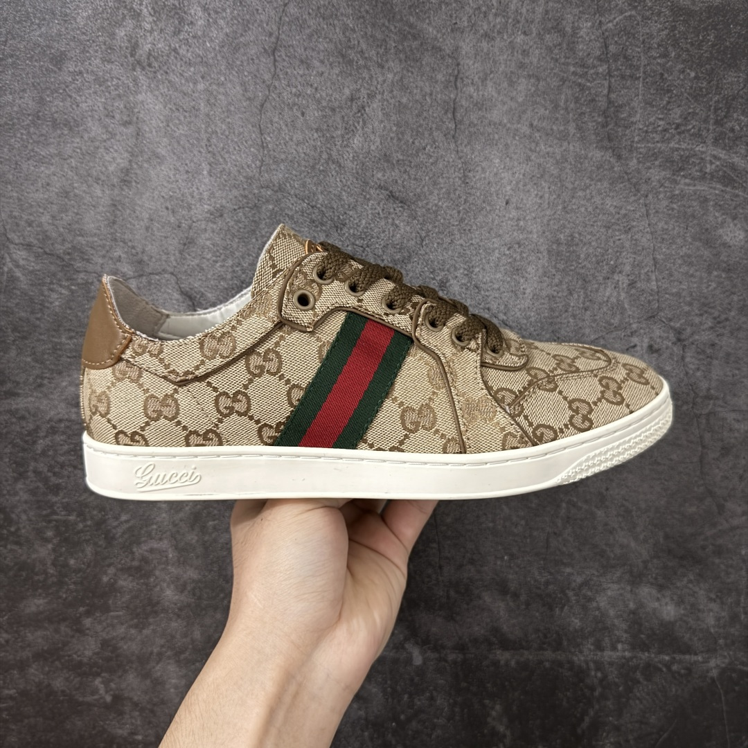 【莞顶HS纯原】古驰 / Gucci Stretch系列男女士 小羊皮革运动鞋 古驰滑板鞋 2026春夏系列全新上市。这款全新鞋履以轻盈柔软的灵动廓形焕新诠释品牌经典运动鞋，为La Famiglia系列增添亮眼新作。这款运动鞋甄选柔软弹力羊皮革打造，以手工处理的做旧效果赋予每款设计别致印记。 手工做旧效果柔软弹力羊皮革 无衬里 侧面织带细节 鞋尖饰互扣式双G金属细节；鞋舌配有羊皮革贴饰 橡胶鞋底 系带固定 平底 尺码：35-45-莆田鞋