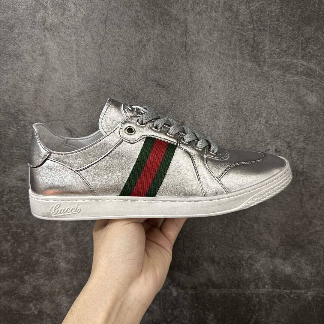 【莞顶HS纯原】古驰 / Gucci Stretch系列男女士 小羊皮革运动鞋 古驰滑板鞋 2026春夏系列全新上市。这款全新鞋履以轻盈柔软的灵动廓形焕新诠释品牌经典运动鞋,为La Famiglia系列增添亮眼新作。这款运动鞋甄选柔软弹力羊皮革打造,以手工处理的做旧效果赋予每款设计别致印记。 手工做旧效果柔软弹力羊皮革 无衬里 侧面织带细节 鞋尖饰互扣式双G金属细节;鞋舌配有羊皮革贴饰 橡胶鞋底 系带固定 平底 尺码:35-45-选品中心