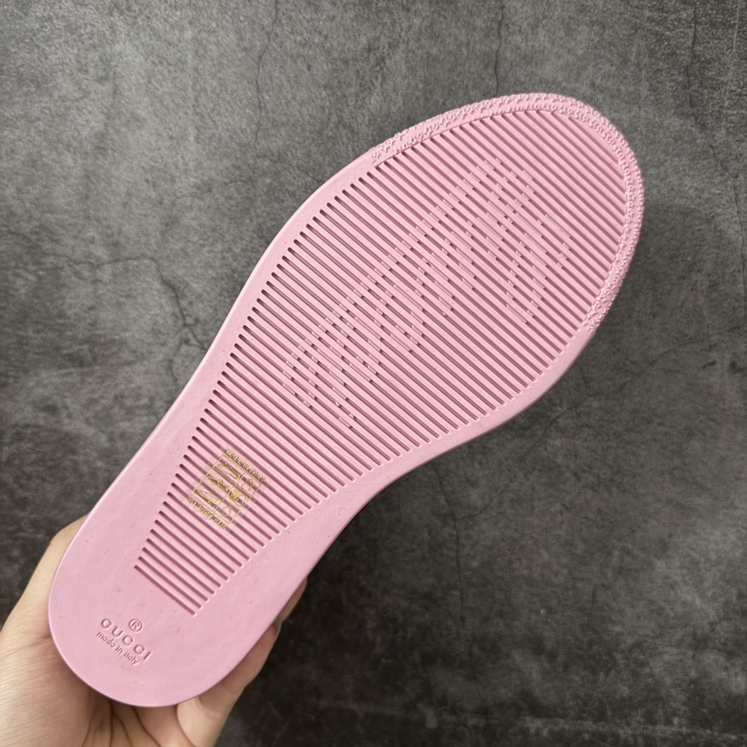 图片[9]-【莞顶HS纯原】古驰 / Gucci Stretch系列男女士 小羊皮革运动鞋 古驰滑板鞋 2026春夏系列全新上市。这款全新鞋履以轻盈柔软的灵动廓形焕新诠释品牌经典运动鞋，为La Famiglia系列增添亮眼新作。这款运动鞋甄选柔软弹力羊皮革打造，以手工处理的做旧效果赋予每款设计别致印记。 手工做旧效果柔软弹力羊皮革 无衬里 侧面织带细节 鞋尖饰互扣式双G金属细节；鞋舌配有羊皮革贴饰 橡胶鞋底 系带固定 平底 尺码：35-45-选品中心
