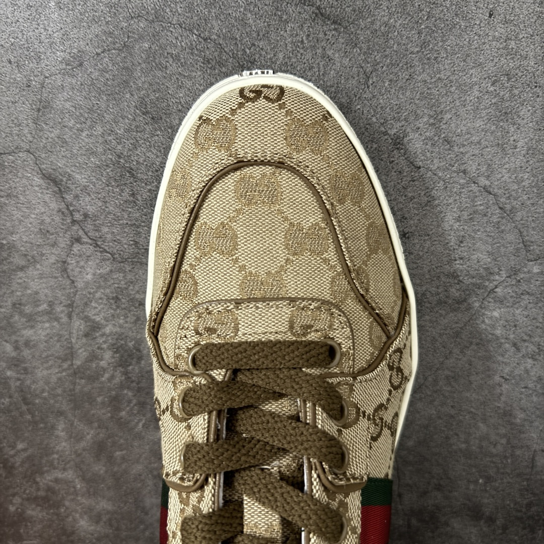 图片[5]-【莞顶HS纯原】古驰 / Gucci Stretch系列男女士 小羊皮革运动鞋 古驰滑板鞋 2026春夏系列全新上市。这款全新鞋履以轻盈柔软的灵动廓形焕新诠释品牌经典运动鞋，为La Famiglia系列增添亮眼新作。这款运动鞋甄选柔软弹力羊皮革打造，以手工处理的做旧效果赋予每款设计别致印记。 手工做旧效果柔软弹力羊皮革 无衬里 侧面织带细节 鞋尖饰互扣式双G金属细节；鞋舌配有羊皮革贴饰 橡胶鞋底 系带固定 平底 尺码：35-45-莆田鞋