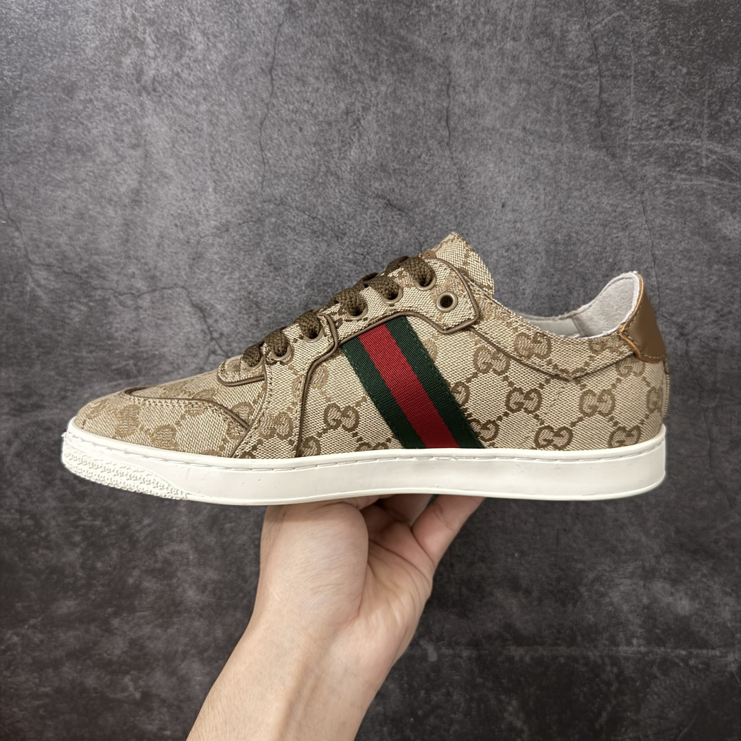 图片[2]-【莞顶HS纯原】古驰 / Gucci Stretch系列男女士 小羊皮革运动鞋 古驰滑板鞋 2026春夏系列全新上市。这款全新鞋履以轻盈柔软的灵动廓形焕新诠释品牌经典运动鞋，为La Famiglia系列增添亮眼新作。这款运动鞋甄选柔软弹力羊皮革打造，以手工处理的做旧效果赋予每款设计别致印记。 手工做旧效果柔软弹力羊皮革 无衬里 侧面织带细节 鞋尖饰互扣式双G金属细节；鞋舌配有羊皮革贴饰 橡胶鞋底 系带固定 平底 尺码：35-45-莆田鞋