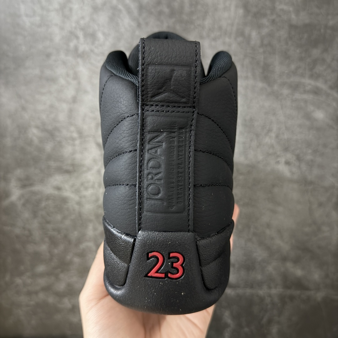 图片[4]-【TK至尊版】Air Jordan 12 Retro \”Bloodline\” 高帮 复刻血统 AJ12 乔丹12代 aj12 乔12 高邦 复刻黑红 乔丹篮球鞋系列 鞋身整体以黑色皮革打造搭配黑色荔枝纹框架覆盖层，鞋头处红色的Jumpman Logo点缀，在全黑主调下格外抢眼；鞋舌饰有黑色色调经典Jumpman Logo刺绣以及TWO3字样，与鞋侧金属红扣相呼应，细节方面非常用心；鞋身中部辅以红色挡泥板呈现，后跟鞋提黑色Jumpxman Logo和Jordfan字样搭配标志性红色23字样，彰显鞋款身份；辅以Air Zoom气垫和大面积碳板，提供了出色的缓震效果和稳定性。 货号：CT8013-003 尺码：40 40.5 41 42 42.5 43 44 44.5 45 46 47.5-莆田鞋