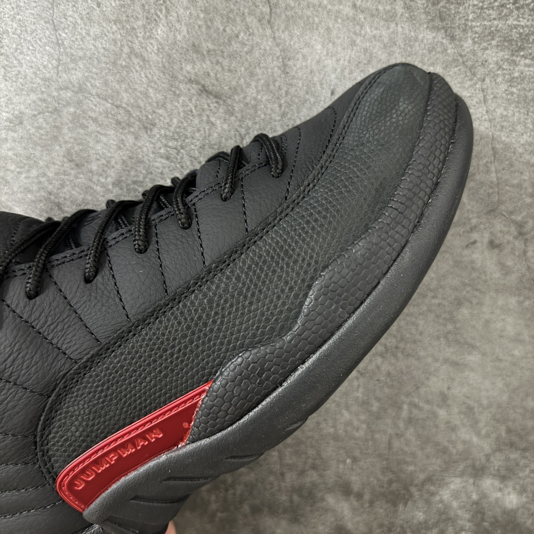图片[6]-【TK至尊版】Air Jordan 12 Retro \”Bloodline\” 高帮 复刻血统 AJ12 乔丹12代 aj12 乔12 高邦 复刻黑红 乔丹篮球鞋系列 鞋身整体以黑色皮革打造搭配黑色荔枝纹框架覆盖层，鞋头处红色的Jumpman Logo点缀，在全黑主调下格外抢眼；鞋舌饰有黑色色调经典Jumpman Logo刺绣以及TWO3字样，与鞋侧金属红扣相呼应，细节方面非常用心；鞋身中部辅以红色挡泥板呈现，后跟鞋提黑色Jumpxman Logo和Jordfan字样搭配标志性红色23字样，彰显鞋款身份；辅以Air Zoom气垫和大面积碳板，提供了出色的缓震效果和稳定性。 货号：CT8013-003 尺码：40 40.5 41 42 42.5 43 44 44.5 45 46 47.5-莆田鞋