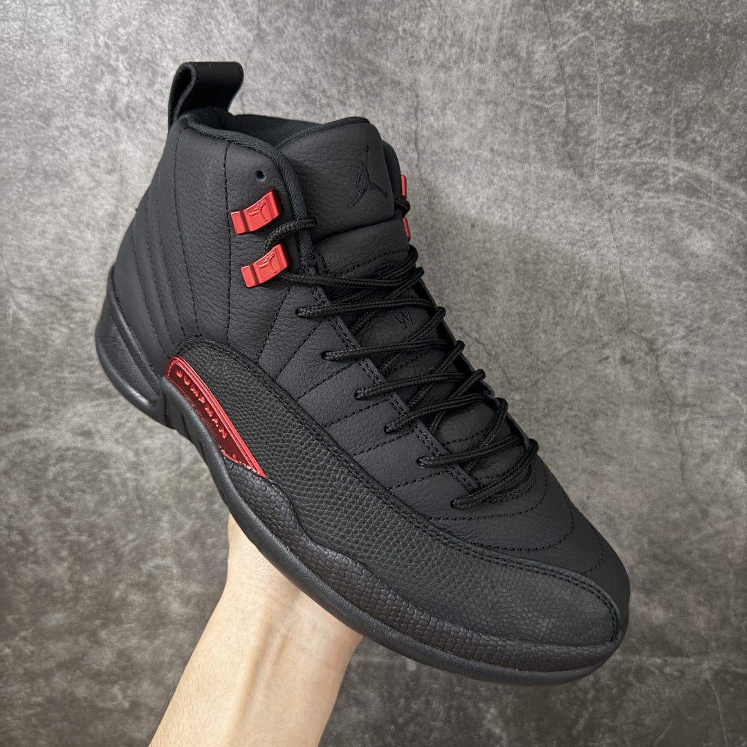 图片[3]-【TK至尊版】Air Jordan 12 Retro \”Bloodline\” 高帮 复刻血统 AJ12 乔丹12代 aj12 乔12 高邦 复刻黑红 乔丹篮球鞋系列 鞋身整体以黑色皮革打造搭配黑色荔枝纹框架覆盖层，鞋头处红色的Jumpman Logo点缀，在全黑主调下格外抢眼；鞋舌饰有黑色色调经典Jumpman Logo刺绣以及TWO3字样，与鞋侧金属红扣相呼应，细节方面非常用心；鞋身中部辅以红色挡泥板呈现，后跟鞋提黑色Jumpxman Logo和Jordfan字样搭配标志性红色23字样，彰显鞋款身份；辅以Air Zoom气垫和大面积碳板，提供了出色的缓震效果和稳定性。 货号：CT8013-003 尺码：40 40.5 41 42 42.5 43 44 44.5 45 46 47.5-莆田鞋
