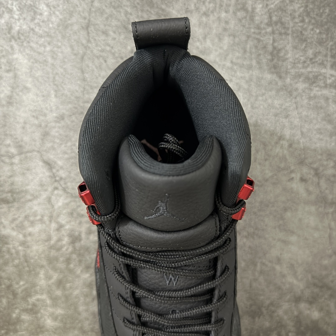 图片[8]-【TK至尊版】Air Jordan 12 Retro \”Bloodline\” 高帮 复刻血统 AJ12 乔丹12代 aj12 乔12 高邦 复刻黑红 乔丹篮球鞋系列 鞋身整体以黑色皮革打造搭配黑色荔枝纹框架覆盖层，鞋头处红色的Jumpman Logo点缀，在全黑主调下格外抢眼；鞋舌饰有黑色色调经典Jumpman Logo刺绣以及TWO3字样，与鞋侧金属红扣相呼应，细节方面非常用心；鞋身中部辅以红色挡泥板呈现，后跟鞋提黑色Jumpxman Logo和Jordfan字样搭配标志性红色23字样，彰显鞋款身份；辅以Air Zoom气垫和大面积碳板，提供了出色的缓震效果和稳定性。 货号：CT8013-003 尺码：40 40.5 41 42 42.5 43 44 44.5 45 46 47.5-莆田鞋